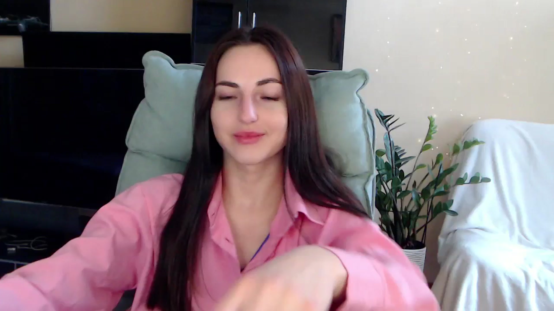 Gallery image thumbnail from AlinaJames's myfreecams stream on, 11/06/2023, 12:46 image 1 of 20