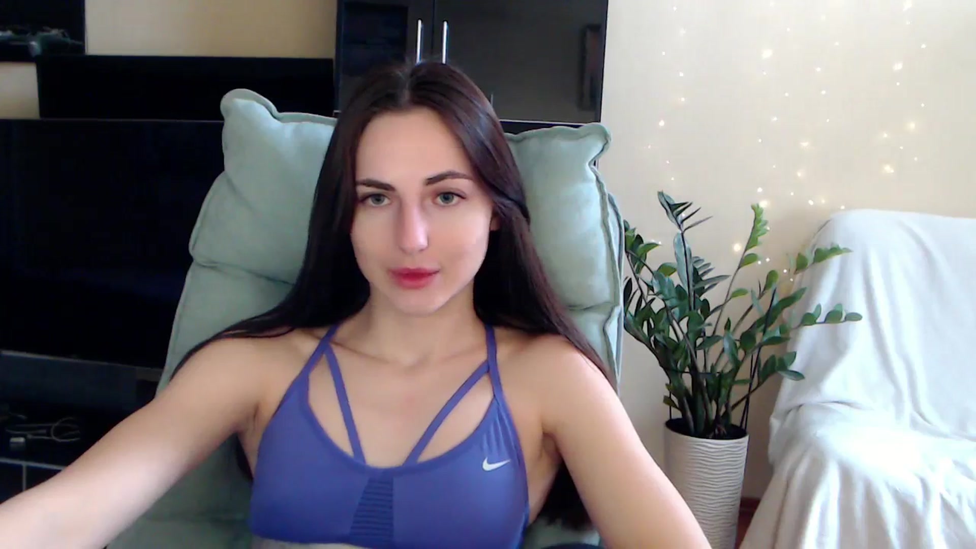 Gallery image thumbnail from AlinaJames's myfreecams stream on, 11/06/2023, 12:46 image 4 of 20