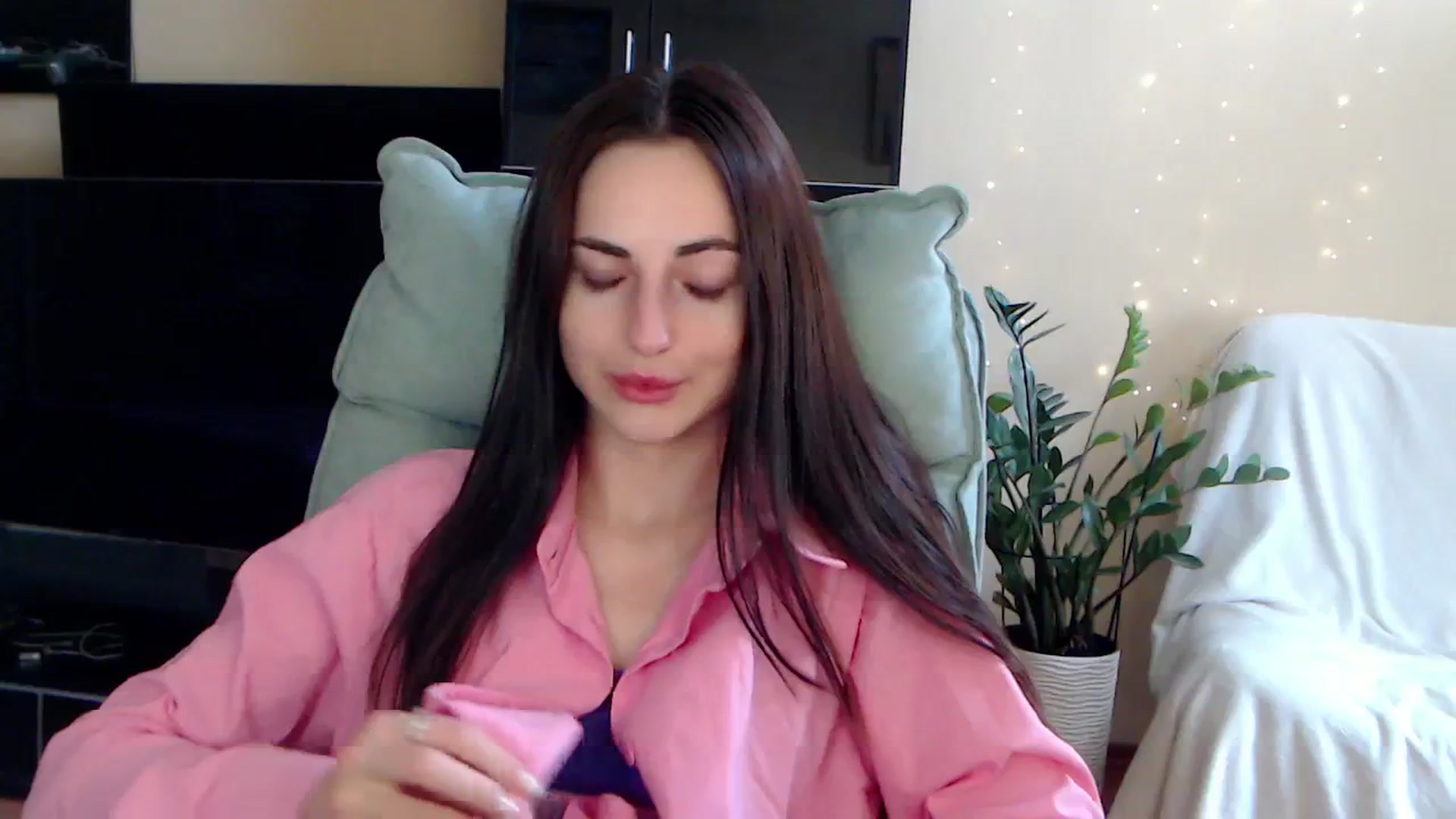 Gallery image thumbnail from AlinaJames's myfreecams stream on, 11/06/2023, 12:46 image 2 of 20