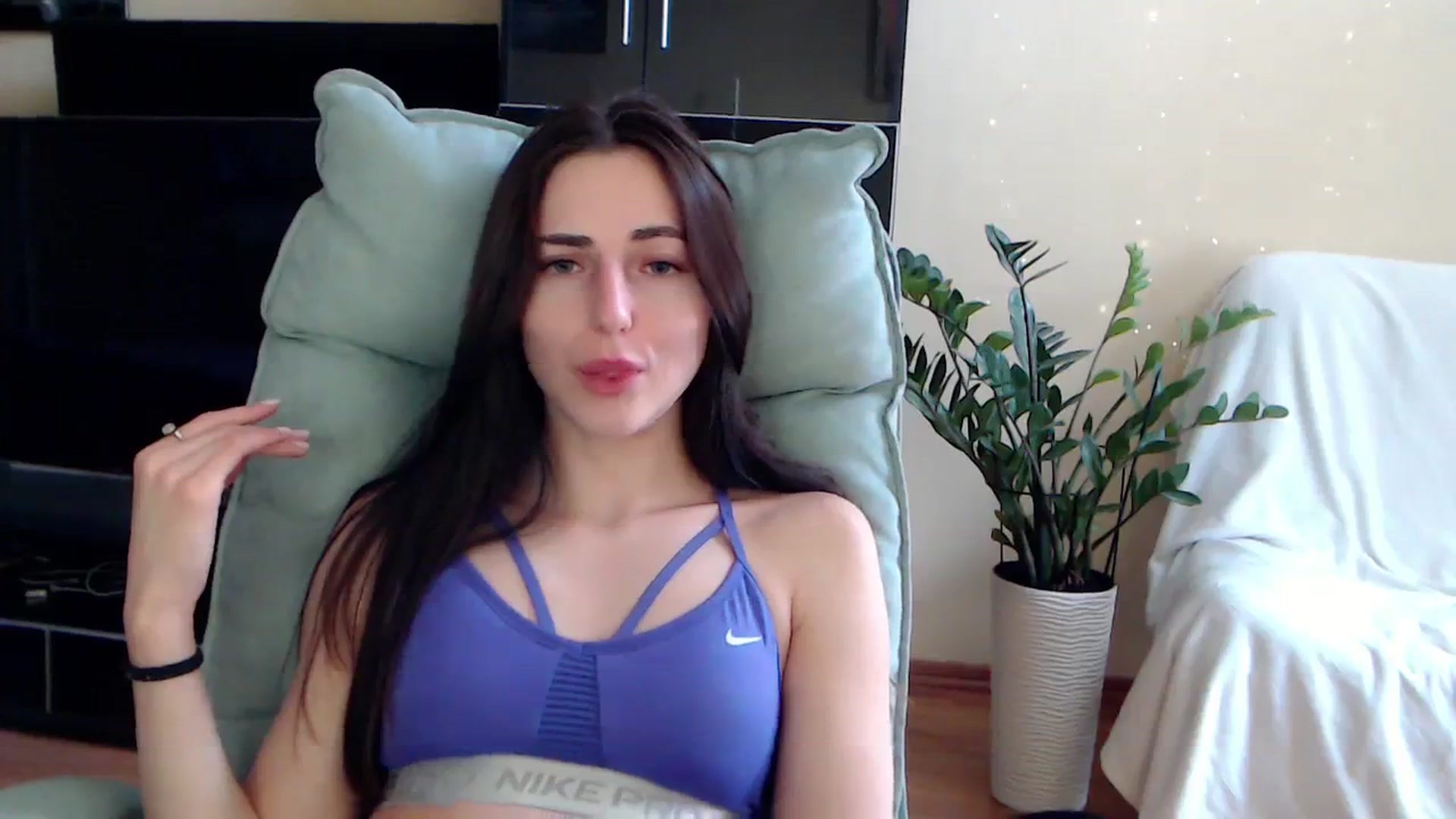 Gallery image thumbnail from AlinaJames's myfreecams stream on, 11/06/2023, 12:46 image 9 of 20