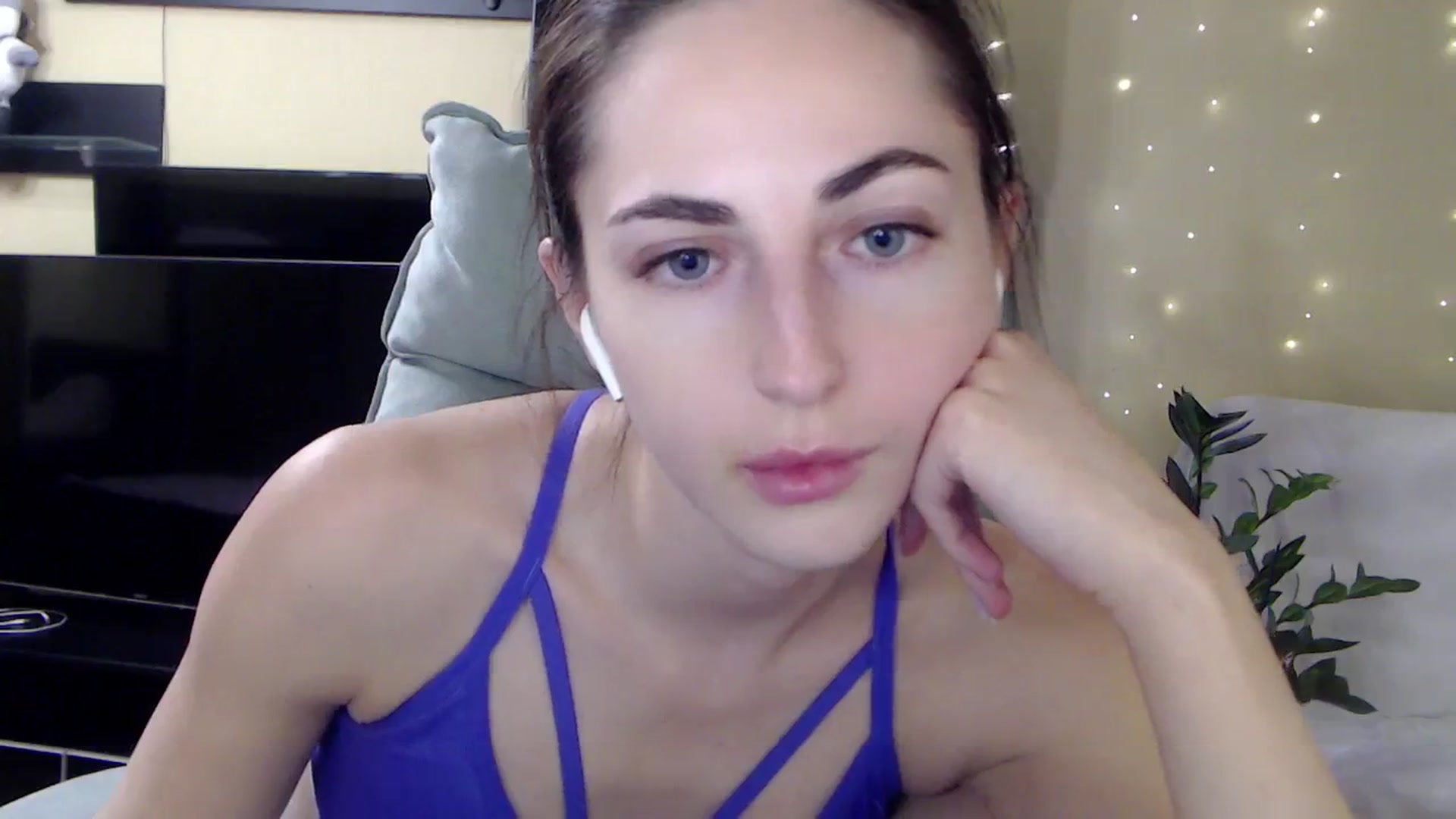 Gallery image thumbnail from AlinaJames's myfreecams stream on, 11/25/2023, 16:57 image 8 of 20