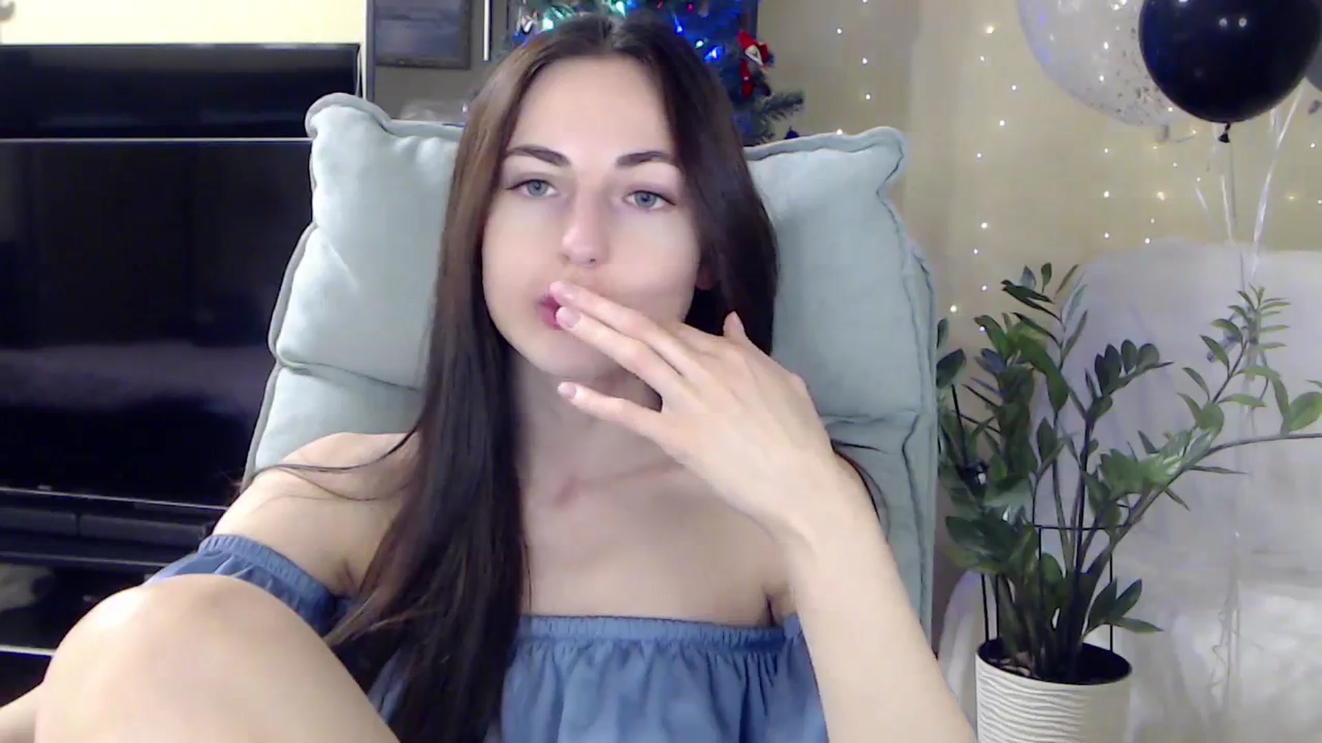Gallery image thumbnail from AlinaJames's myfreecams stream on, 12/26/2023, 14:31 image 14 of 20