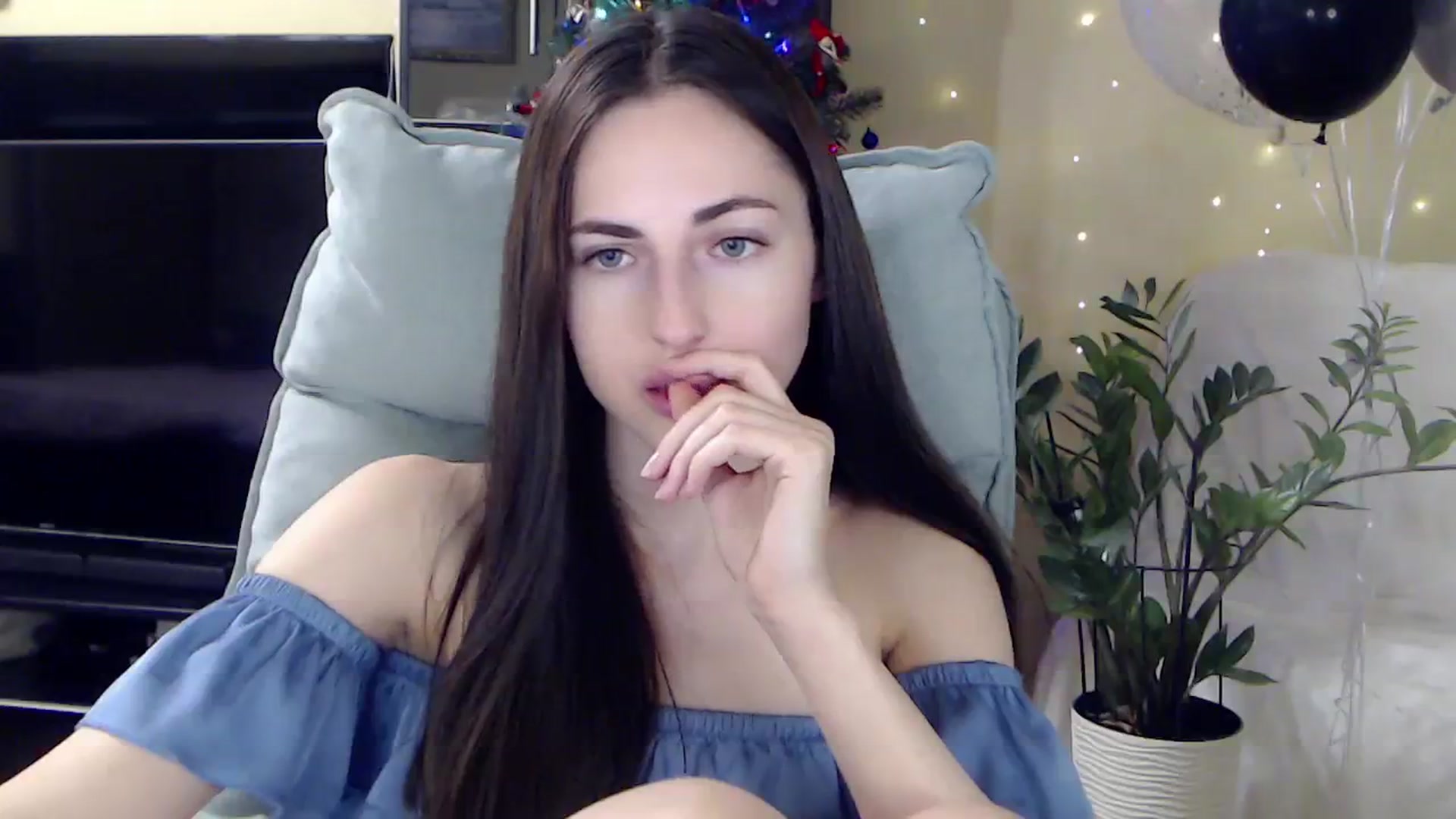 Gallery image thumbnail from AlinaJames's myfreecams stream on, 12/26/2023, 15:27 image 12 of 20