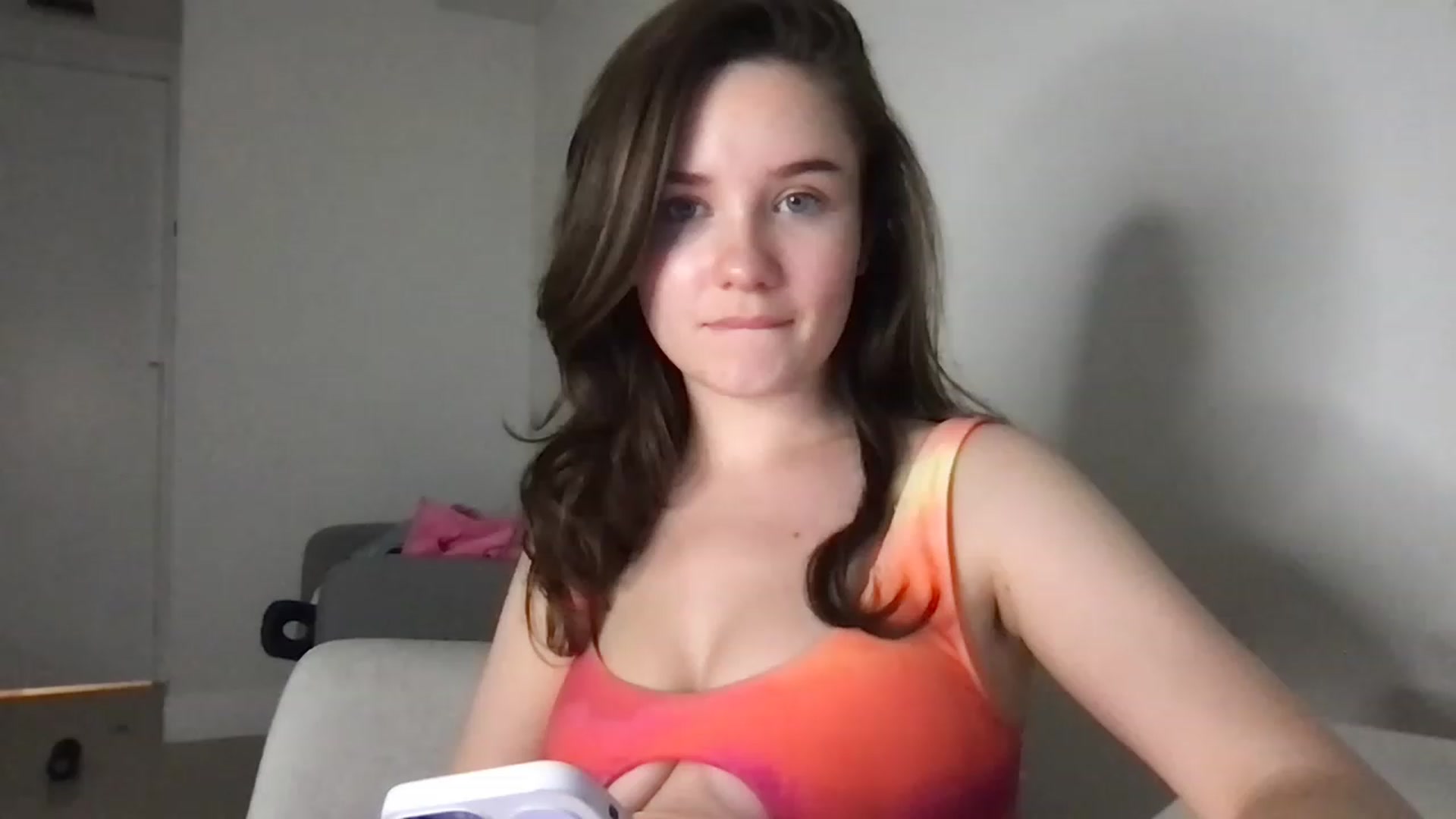 Gallery image thumbnail from AlinaRoss's myfreecams stream on, 12/03/2022, 23:12 image 15 of 20