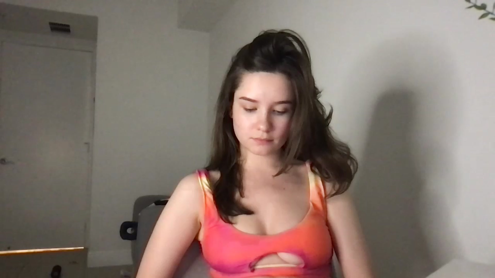 Gallery image thumbnail from AlinaRoss's myfreecams stream on, 12/04/2022, 24:46 image 4 of 20