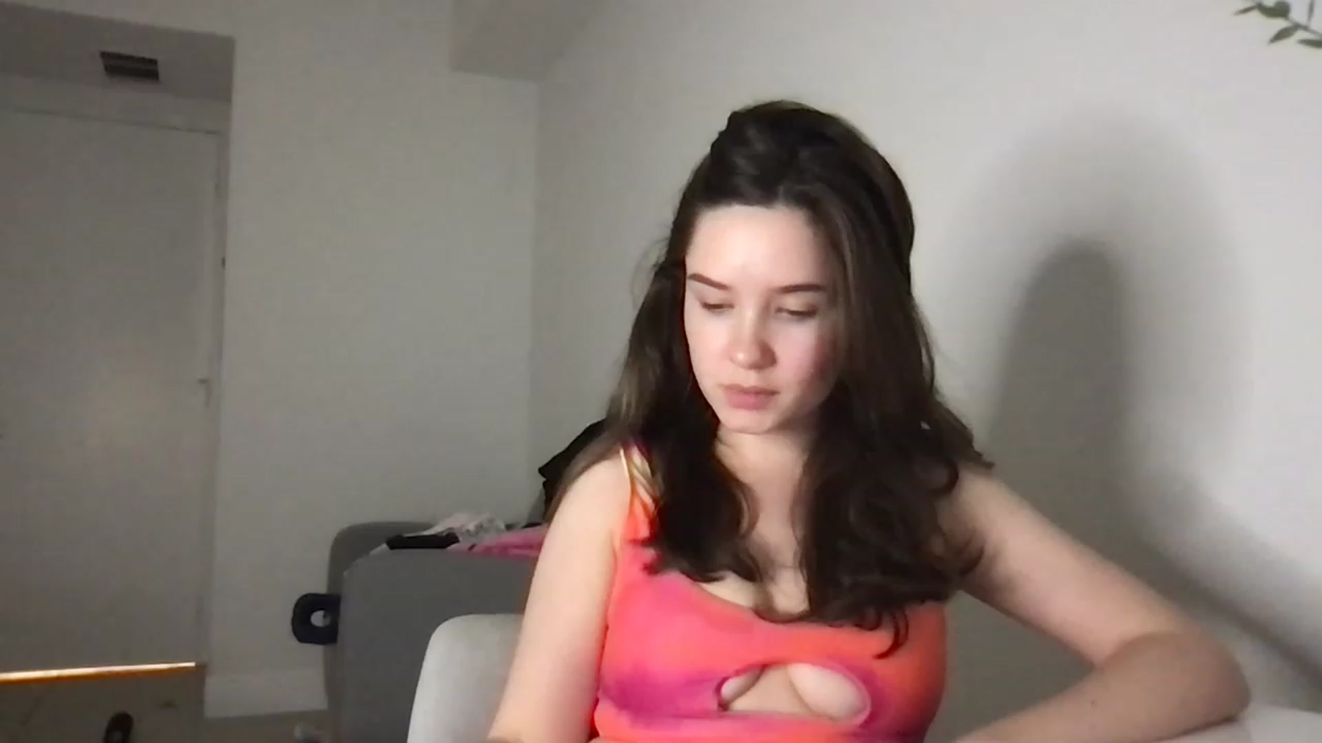 Gallery image thumbnail from AlinaRoss's myfreecams stream on, 12/04/2022, 24:46 image 3 of 20