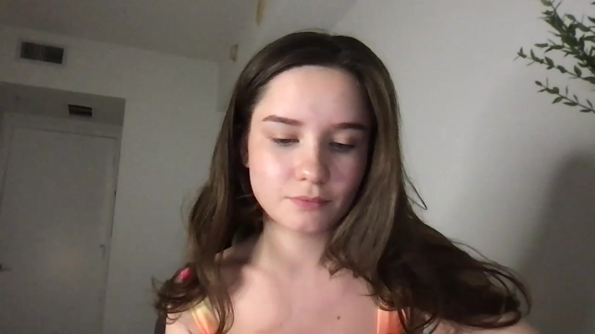 Gallery image thumbnail from AlinaRoss's myfreecams stream on, 12/04/2022, 24:46 image 10 of 20