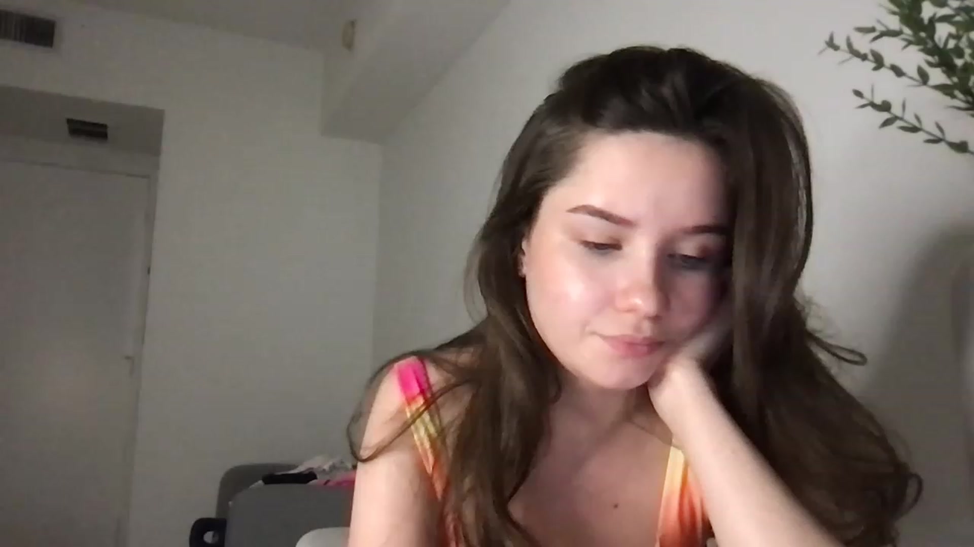 Gallery image thumbnail from AlinaRoss's myfreecams stream on, 12/04/2022, 24:46 image 16 of 20
