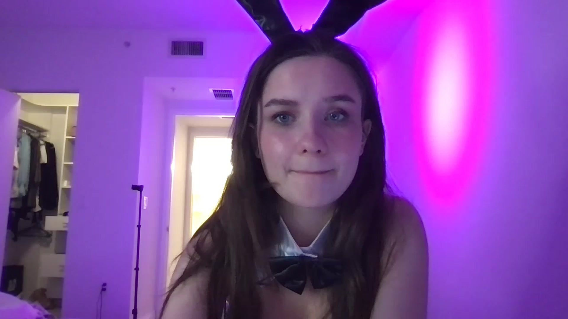 Gallery image thumbnail from AlinaRoss's myfreecams stream on, 12/09/2022, 03:12 image 16 of 20
