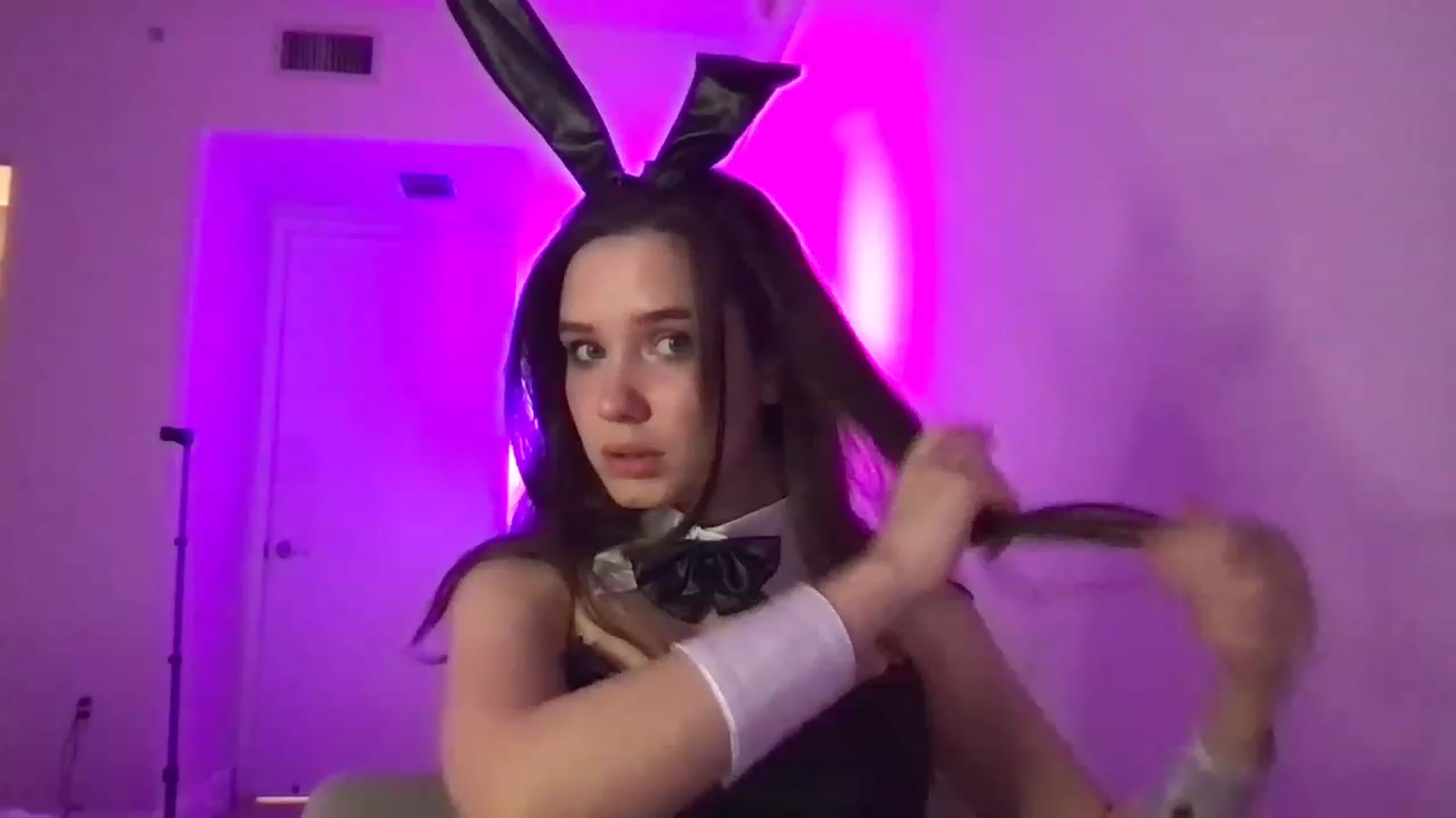 Gallery image thumbnail from AlinaRoss's myfreecams stream on, 12/09/2022, 03:12 image 2 of 20