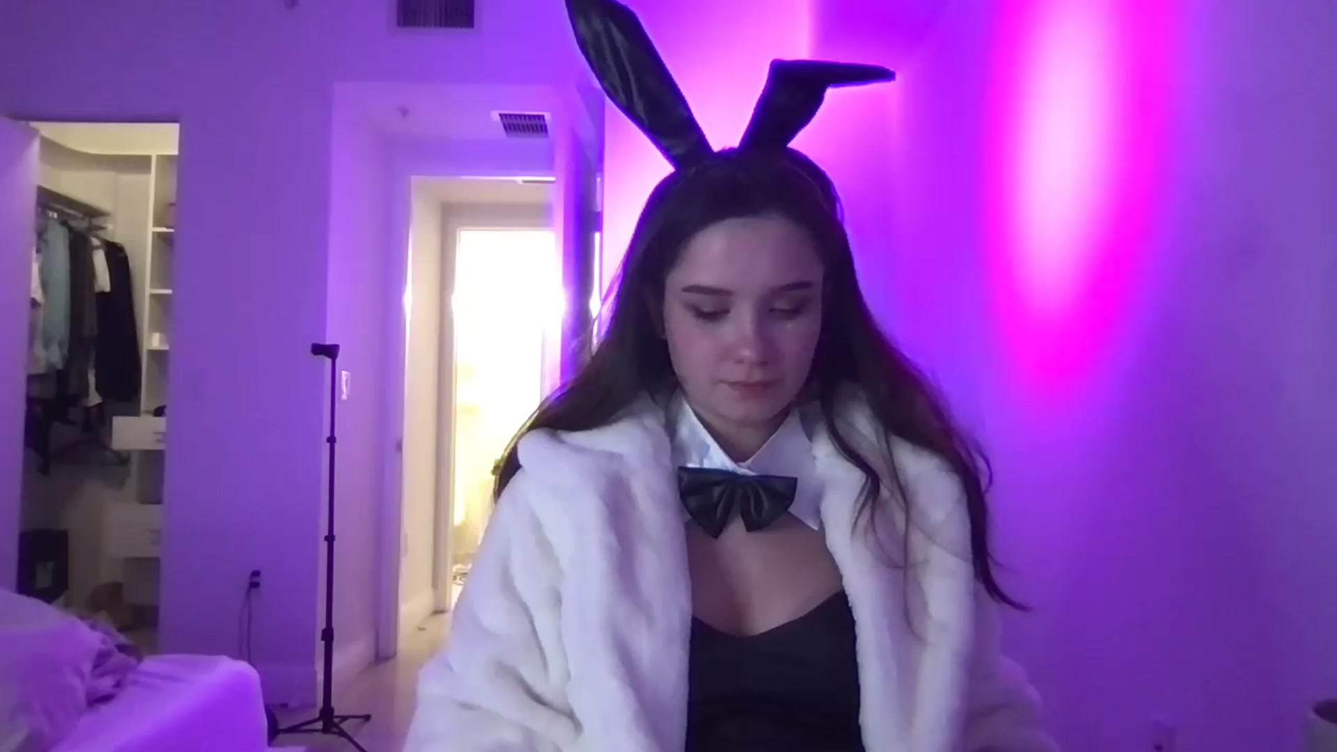 Gallery image thumbnail from AlinaRoss's myfreecams stream on, 12/09/2022, 03:56 image 5 of 20