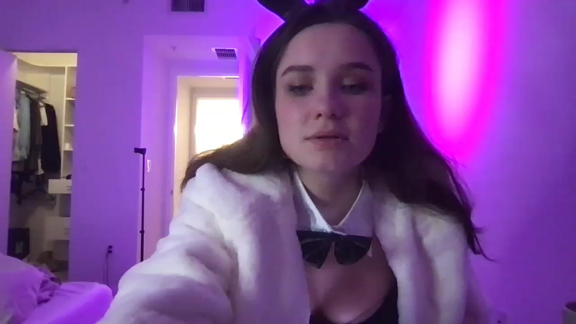 Gallery image thumbnail from AlinaRoss's myfreecams stream on, 12/09/2022, 03:56 image 4 of 20