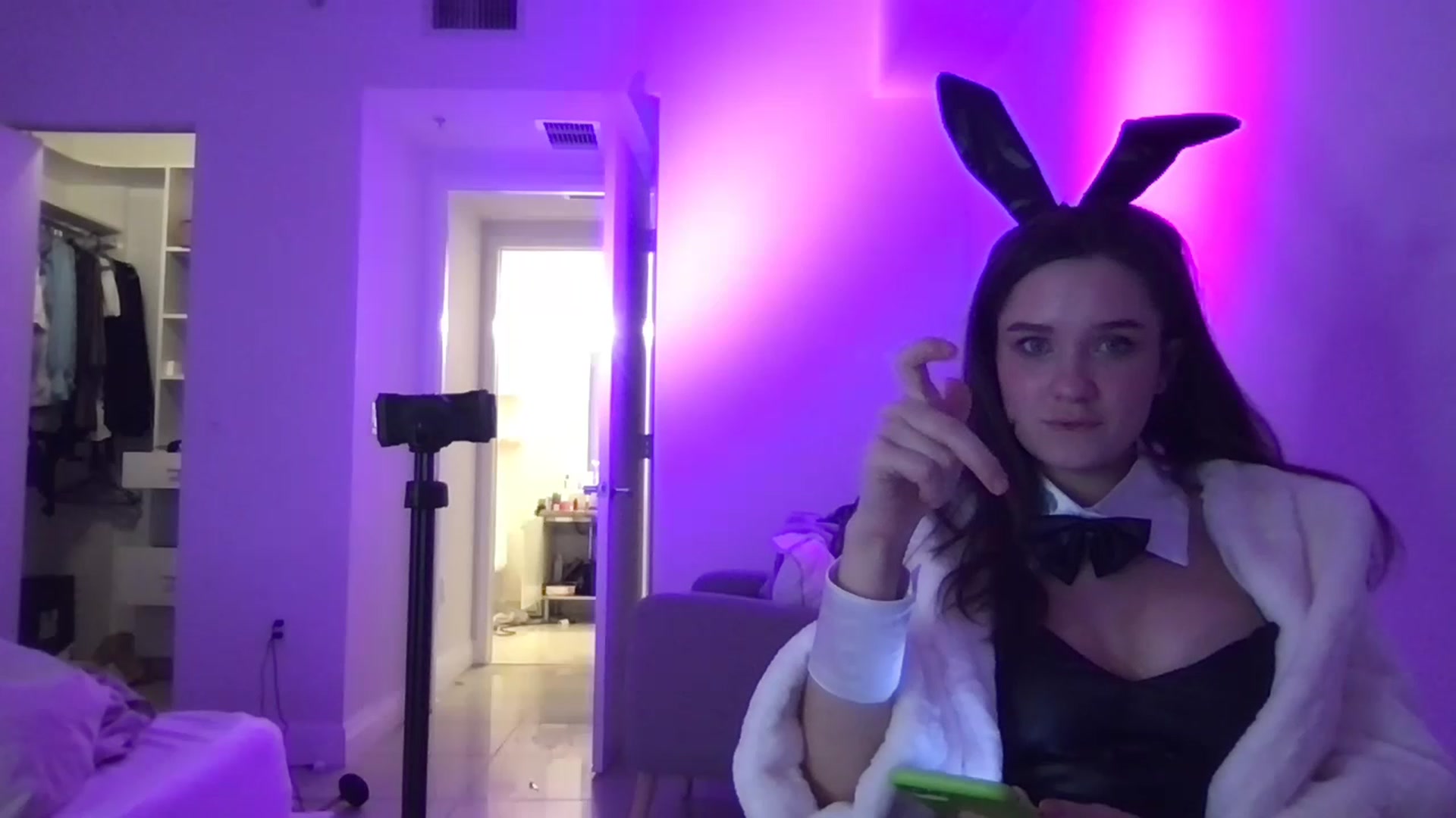 Gallery image thumbnail from AlinaRoss's myfreecams stream on, 12/09/2022, 03:56 image 9 of 20