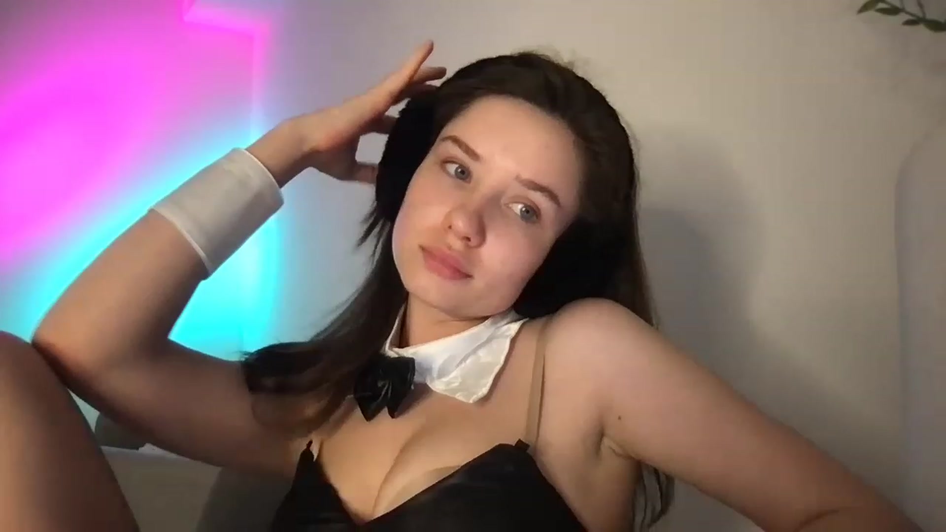Gallery image thumbnail from AlinaRoss's myfreecams stream on, 12/10/2022, 23:32 image 16 of 20