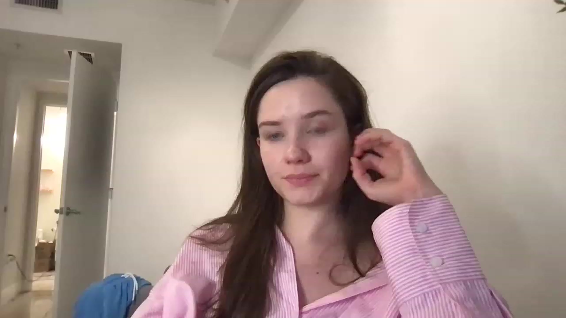 Gallery image thumbnail from AlinaRoss's myfreecams stream on, 12/10/2022, 23:32 image 2 of 20