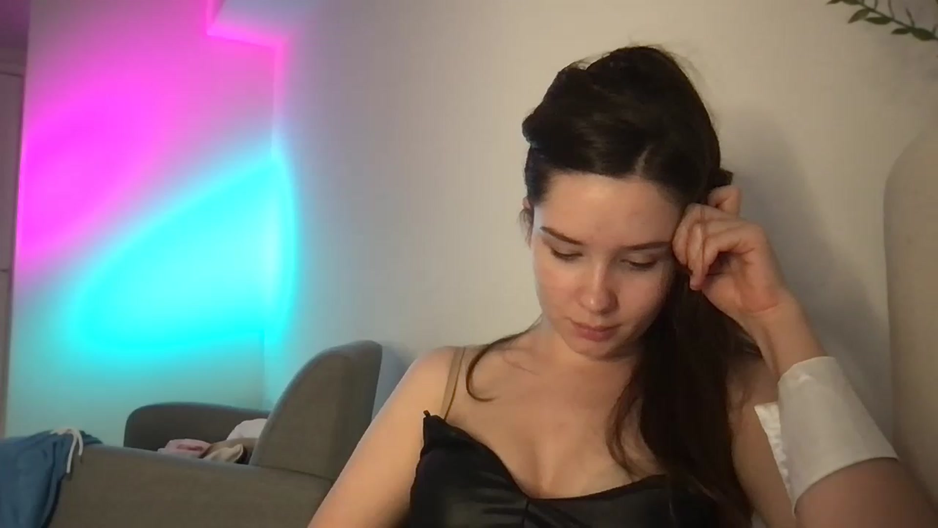 Gallery image thumbnail from AlinaRoss's myfreecams stream on, 12/11/2022, 24:20 image 17 of 20