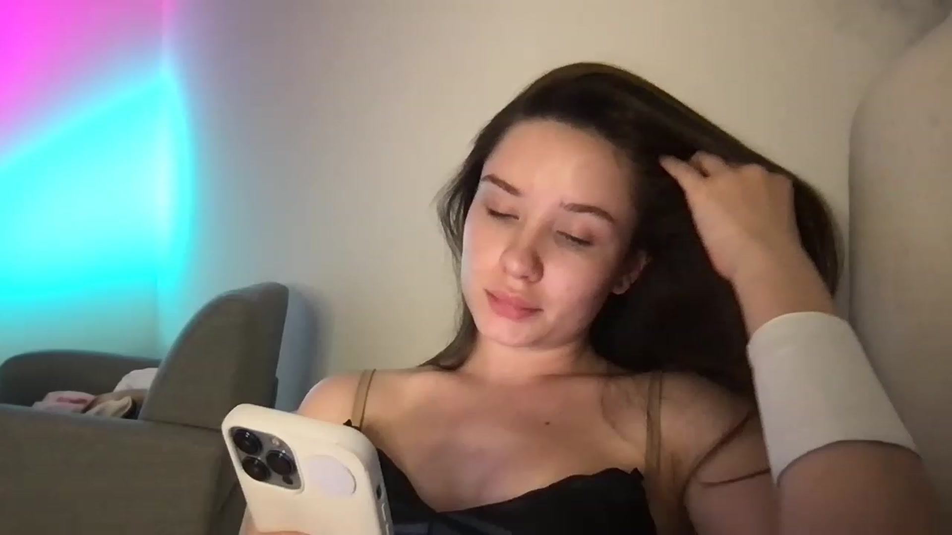 Gallery image thumbnail from AlinaRoss's myfreecams stream on, 12/11/2022, 24:20 image 8 of 20