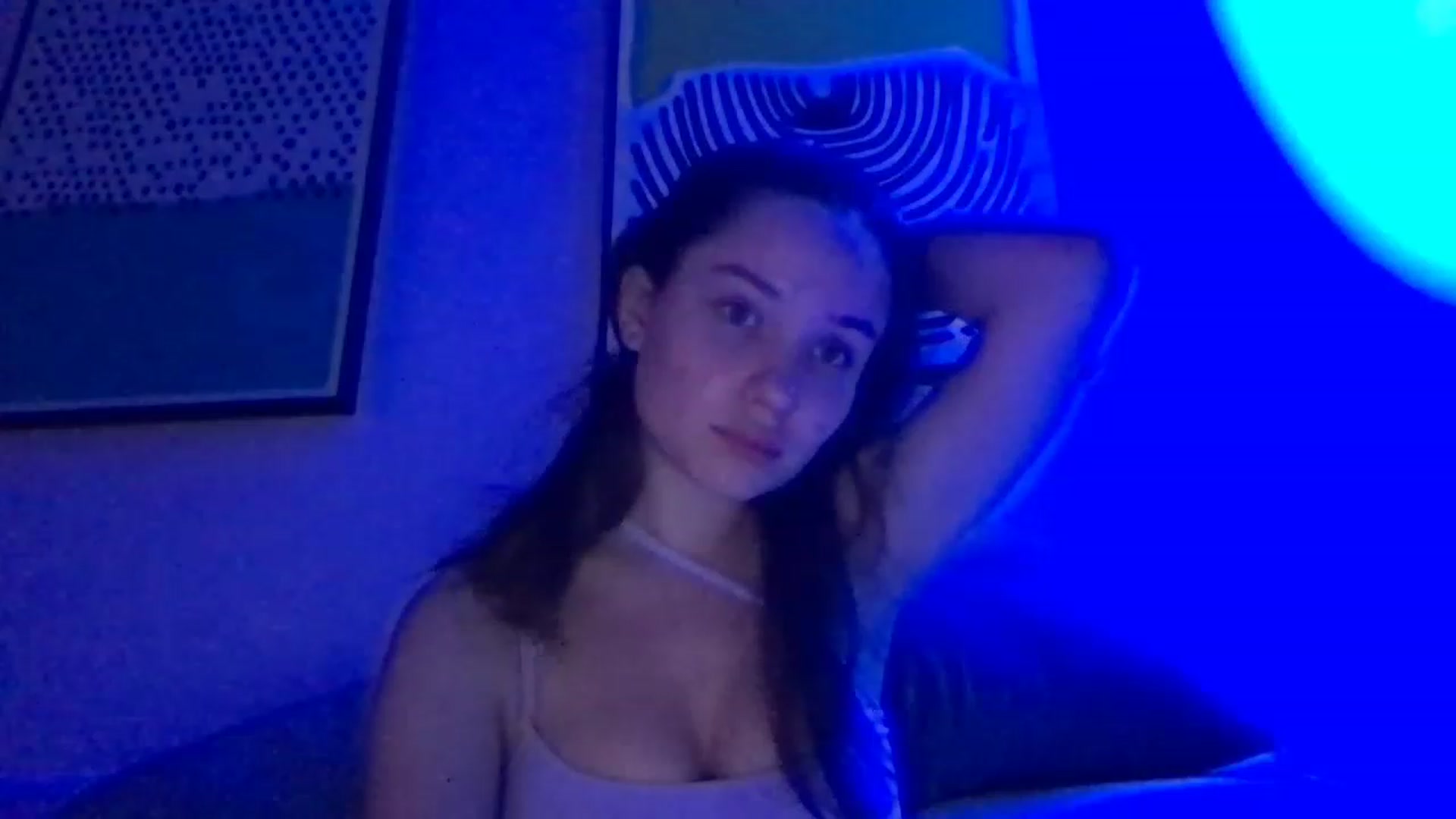 Gallery image thumbnail from AlinaRoss's myfreecams stream on, 12/11/2022, 09:12 image 18 of 20