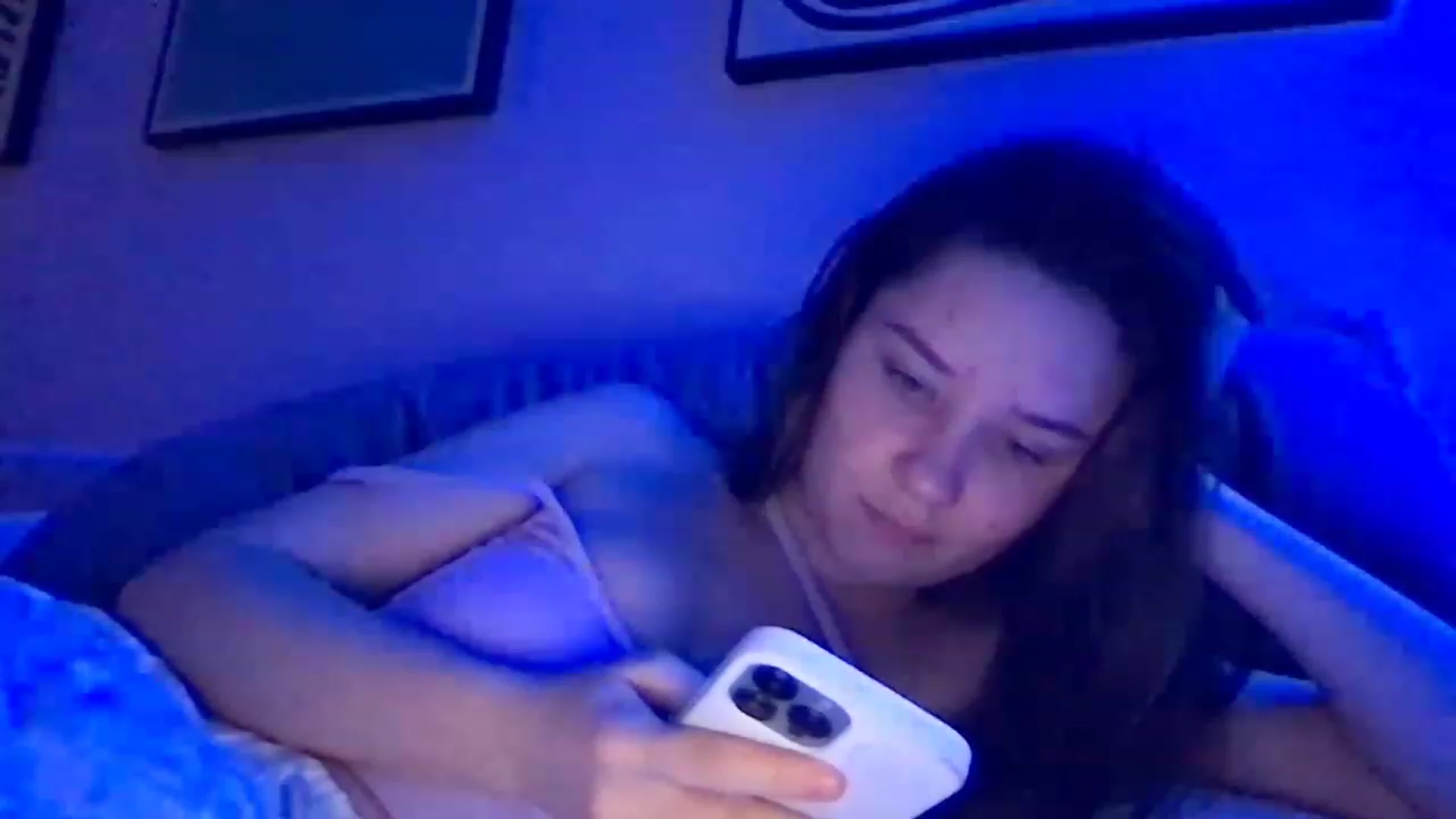 Gallery image thumbnail from AlinaRoss's myfreecams stream on, 12/11/2022, 09:57 image 3 of 20