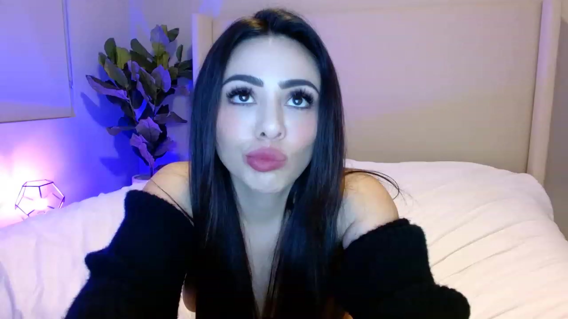 Gallery image thumbnail from Alinagreyy's myfreecams stream on, 02/14/2023, 08:09 image 8 of 20