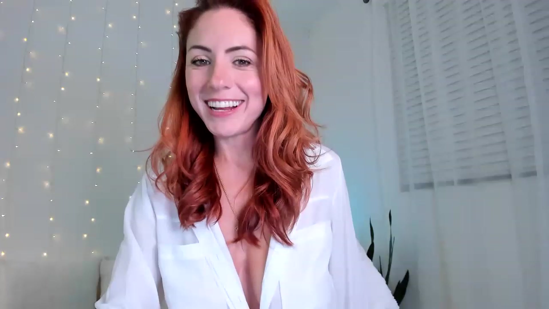 Gallery image thumbnail from AlisOnFire's myfreecams stream on, 12/05/2022, 08:00 image 17 of 20