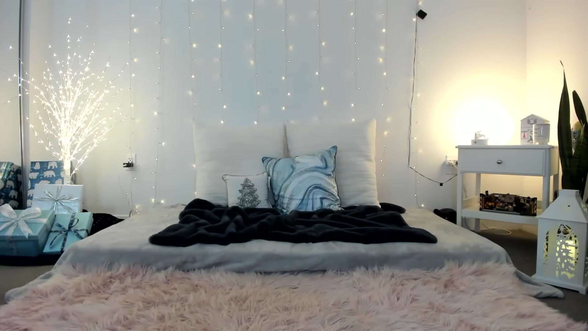 Gallery image thumbnail from AlisOnFire's myfreecams stream on, 12/07/2022, 05:14 image 11 of 20