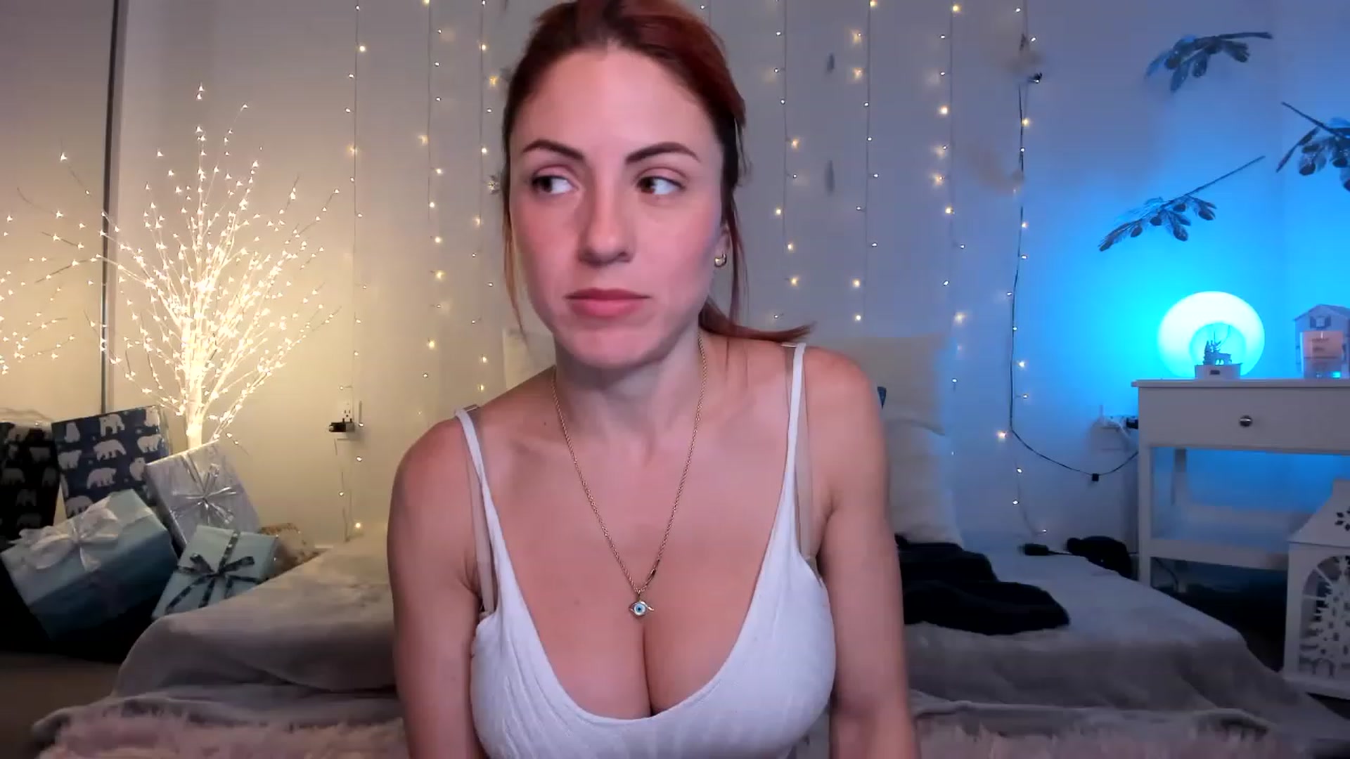 Gallery image thumbnail from AlisOnFire's myfreecams stream on, 12/16/2022, 03:44 image 17 of 20
