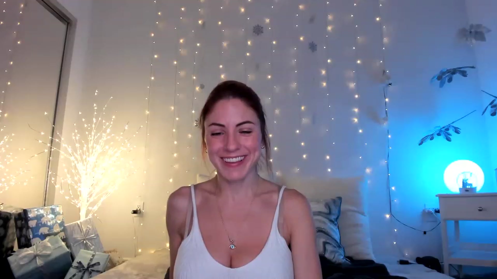 Gallery image thumbnail from AlisOnFire's myfreecams stream on, 12/16/2022, 09:17 image 5 of 20
