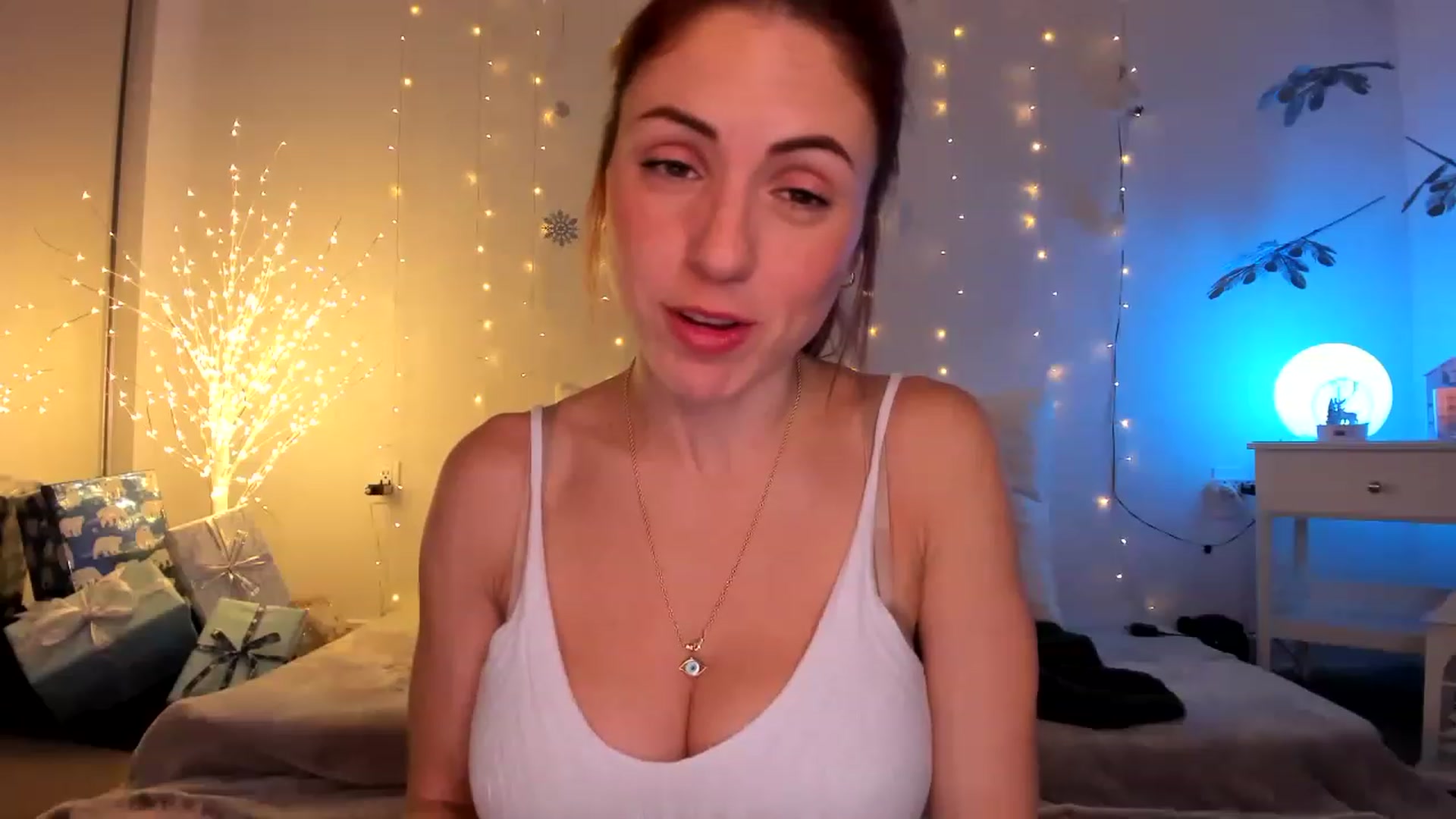 Gallery image thumbnail from AlisOnFire's myfreecams stream on, 12/16/2022, 09:17 image 2 of 20