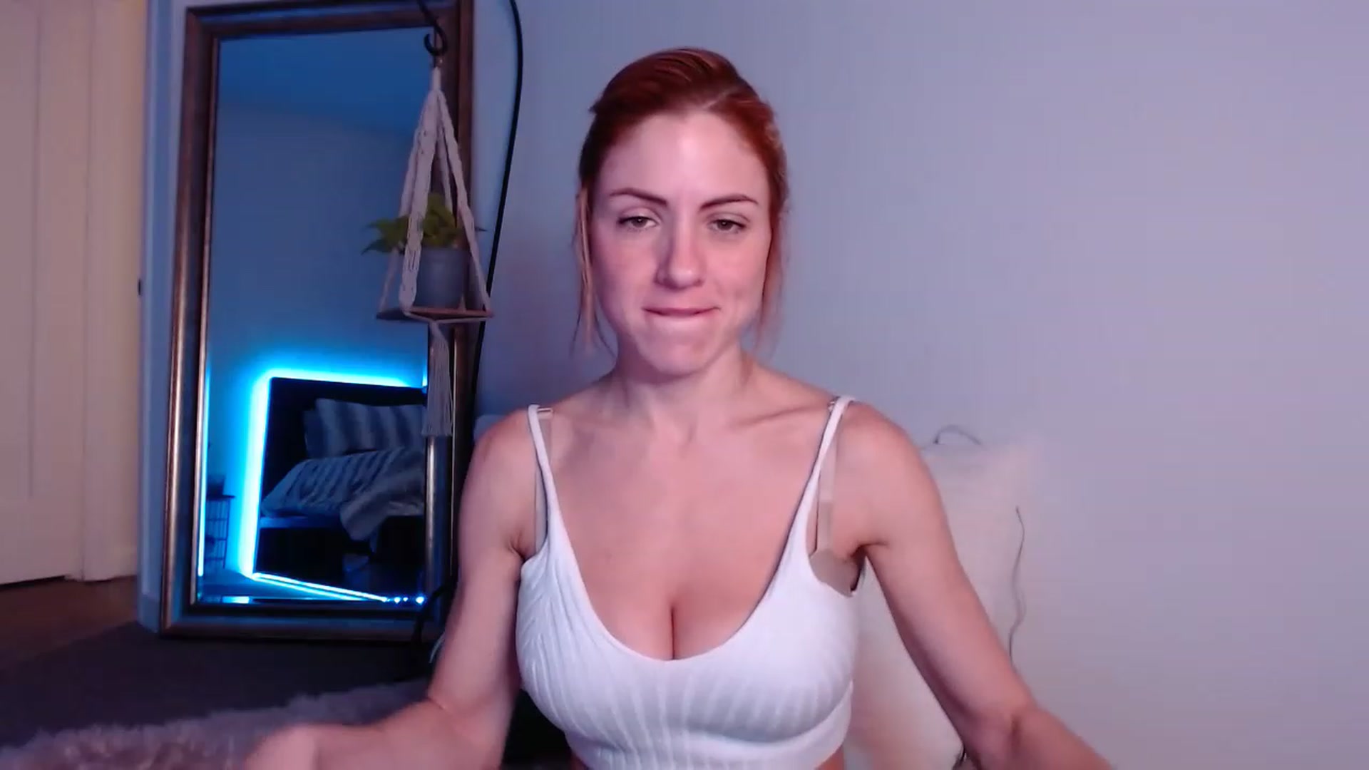 Gallery image thumbnail from AlisOnFire's myfreecams stream on, 01/14/2023, 04:43 image 10 of 20