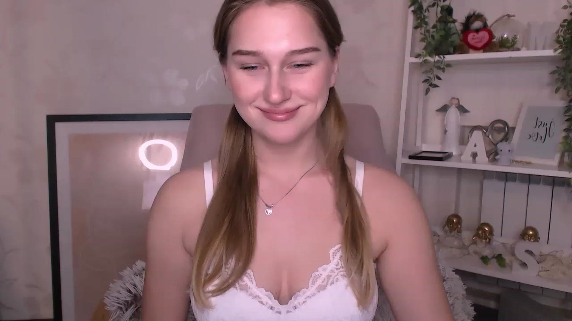 Gallery image thumbnail from AlishaBerk's myfreecams stream on, 02/20/2023, 15:20 image 13 of 20
