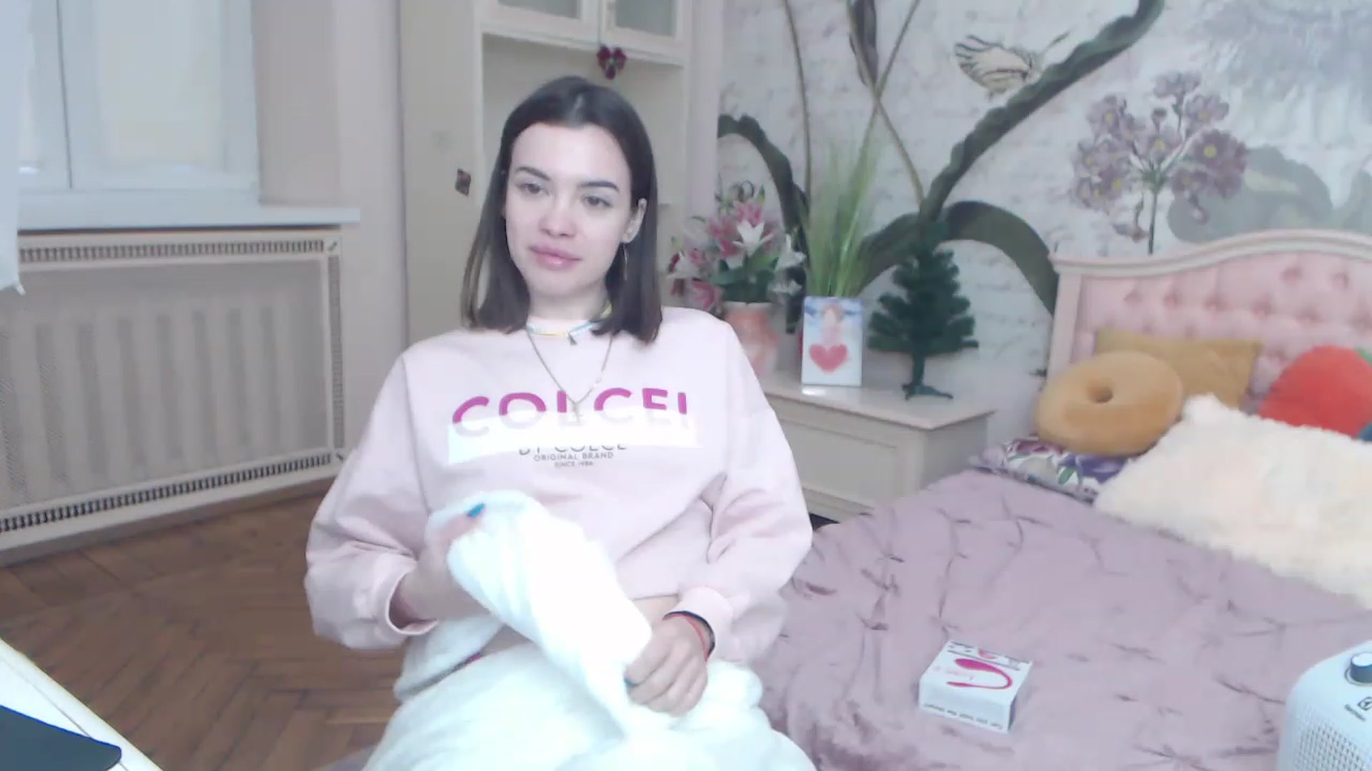 Gallery image thumbnail from Alisha_Norris's myfreecams stream on, 12/18/2022, 10:35 image 16 of 20