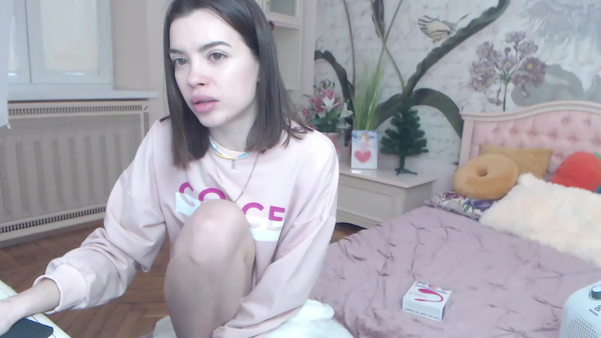 Gallery image thumbnail from Alisha_Norris's myfreecams stream on, 12/18/2022, 10:35 image 10 of 20