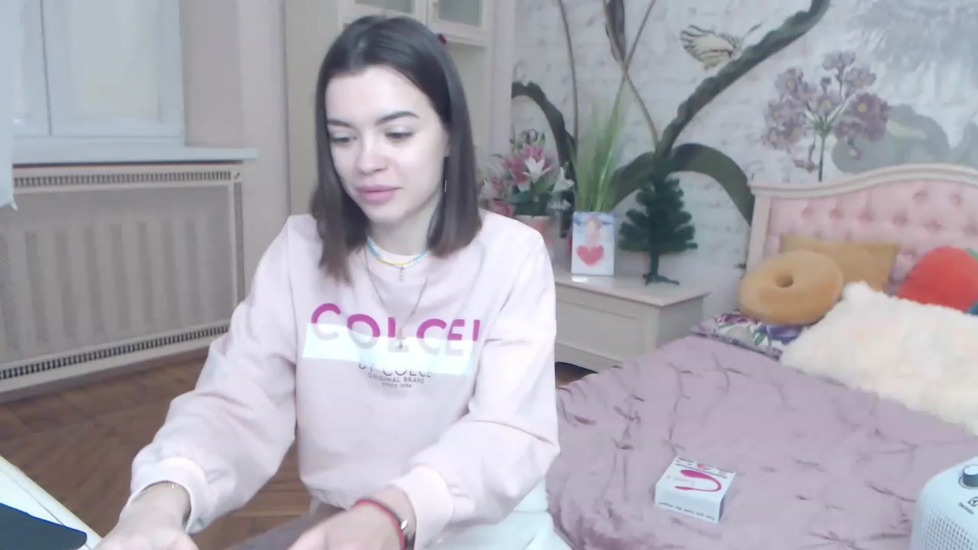 Gallery image thumbnail from Alisha_Norris's myfreecams stream on, 12/18/2022, 10:35 image 1 of 20
