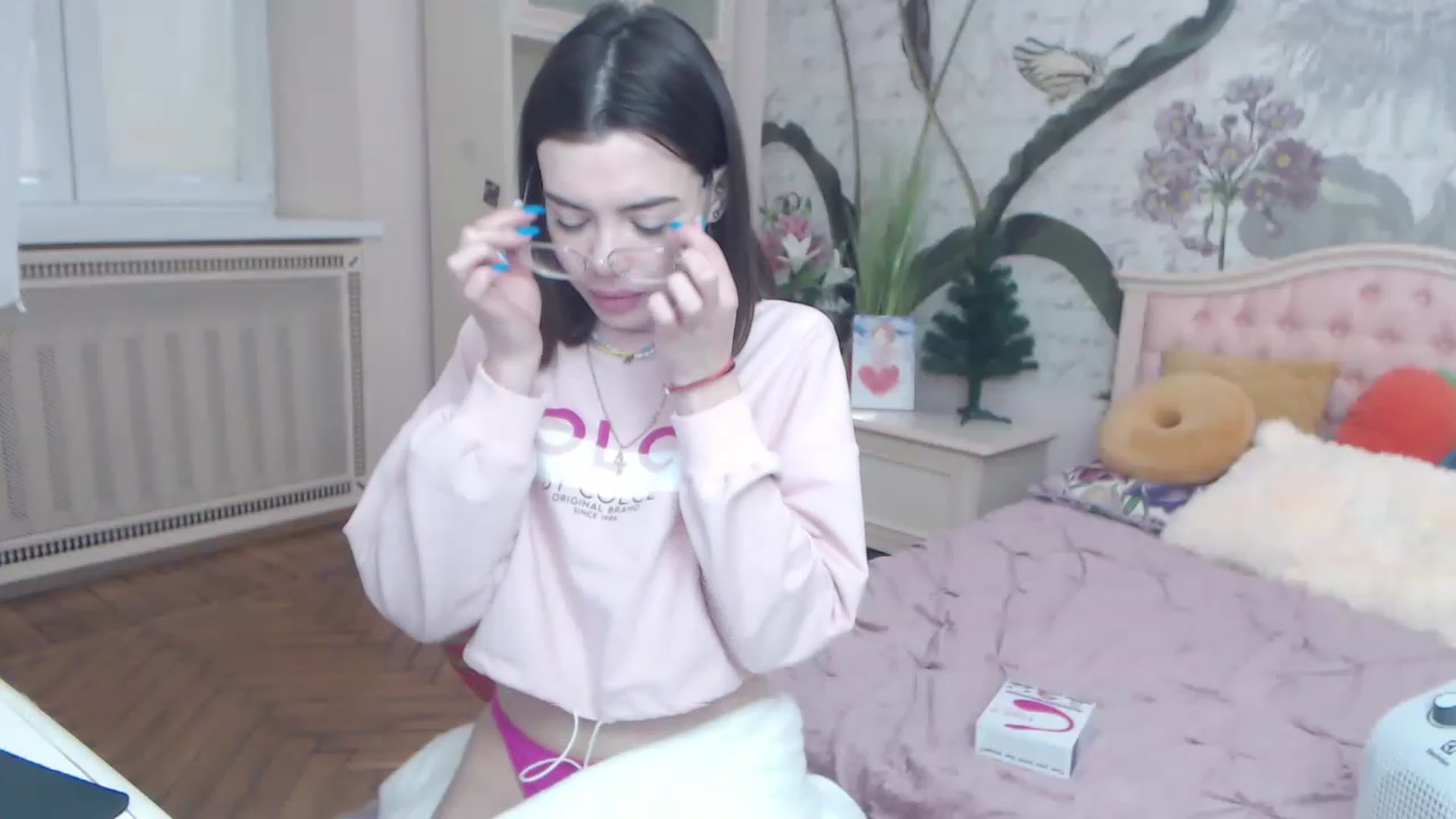Gallery image thumbnail from Alisha_Norris's myfreecams stream on, 12/18/2022, 10:35 image 19 of 20