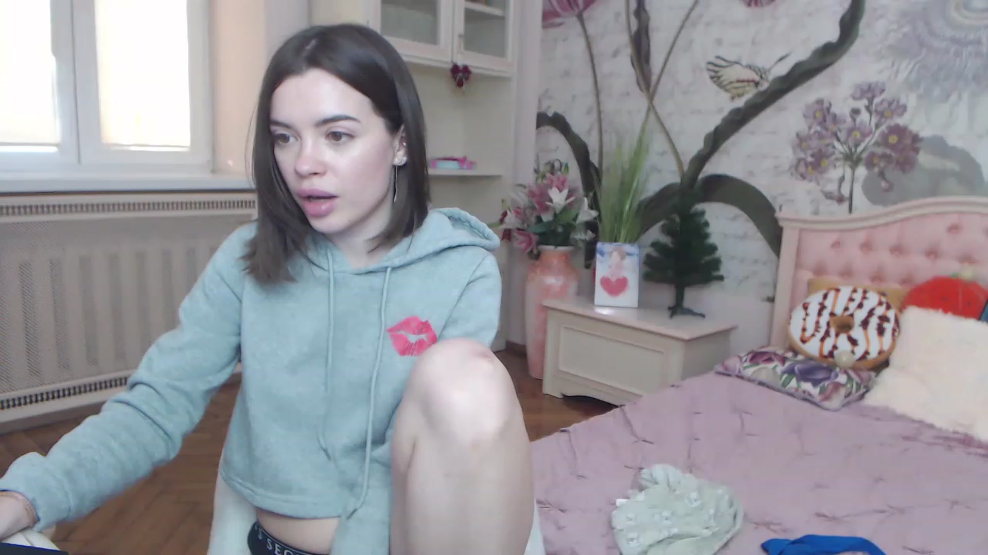 Gallery image thumbnail from Alisha_Norris's myfreecams stream on, 12/19/2022, 12:17 image 18 of 20