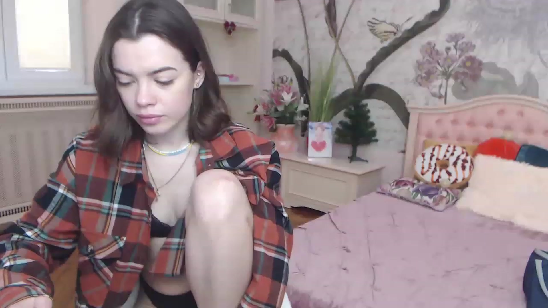 Gallery image thumbnail from Alisha_Norris's myfreecams stream on, 12/20/2022, 09:24 image 10 of 20