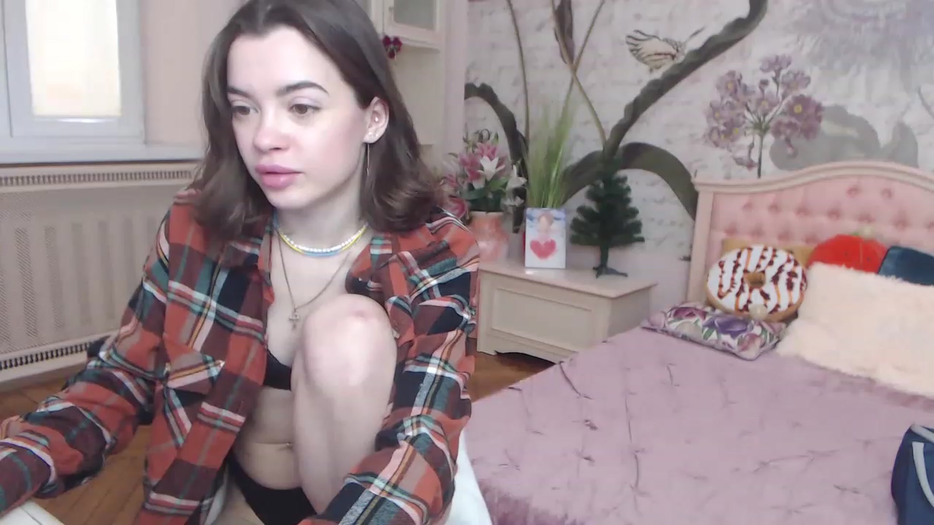 Gallery image thumbnail from Alisha_Norris's myfreecams stream on, 12/20/2022, 09:24 image 7 of 20