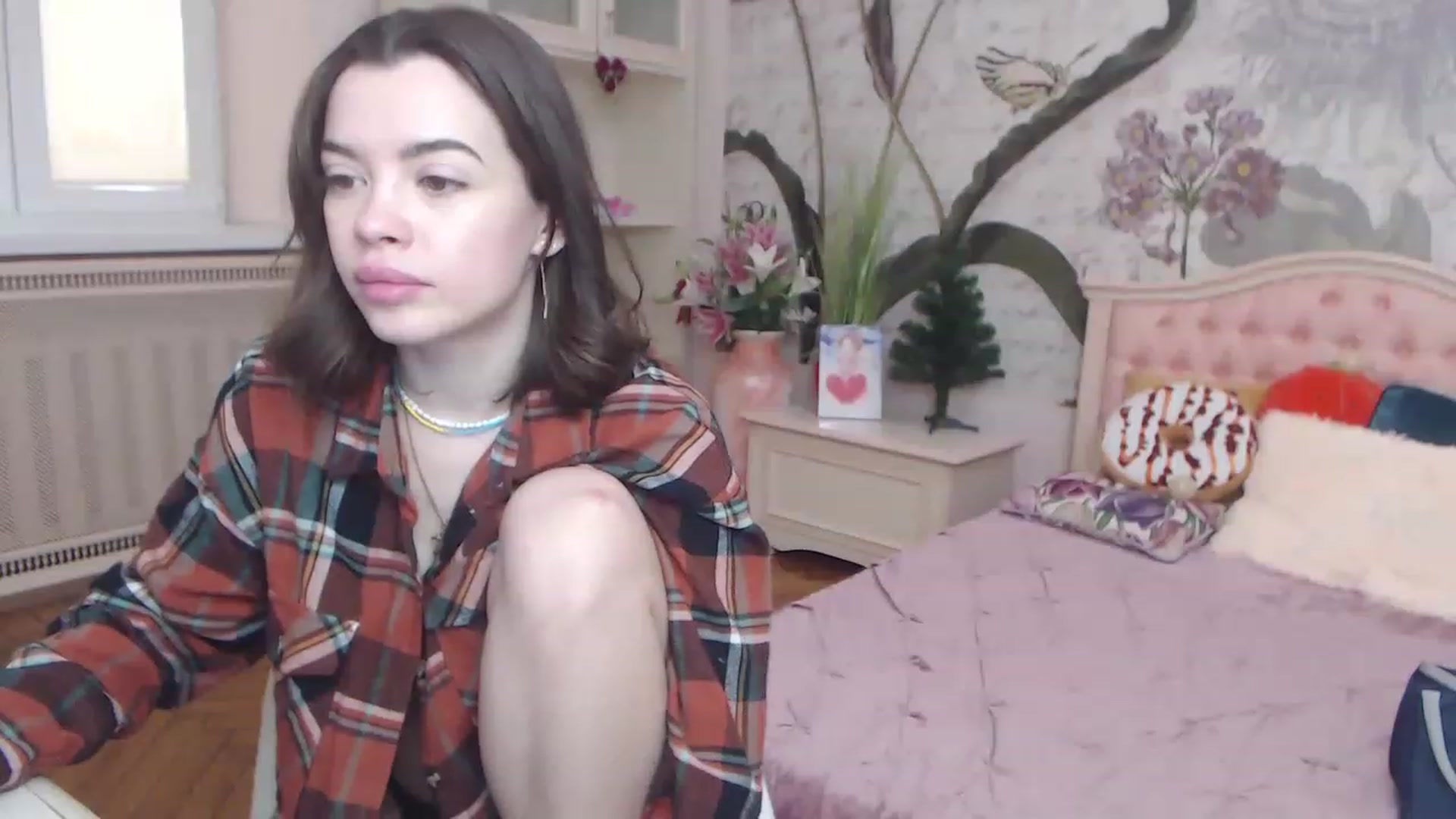 Gallery image thumbnail from Alisha_Norris's myfreecams stream on, 12/20/2022, 09:24 image 17 of 20