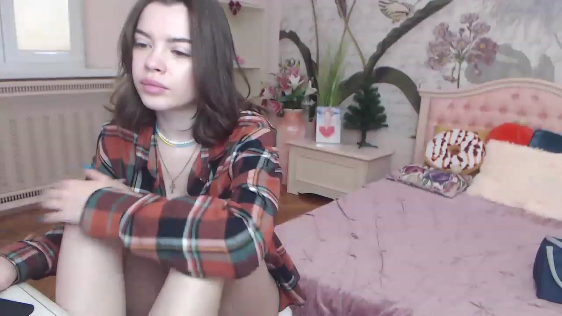 Gallery image thumbnail from Alisha_Norris's myfreecams stream on, 12/20/2022, 09:24 image 4 of 20