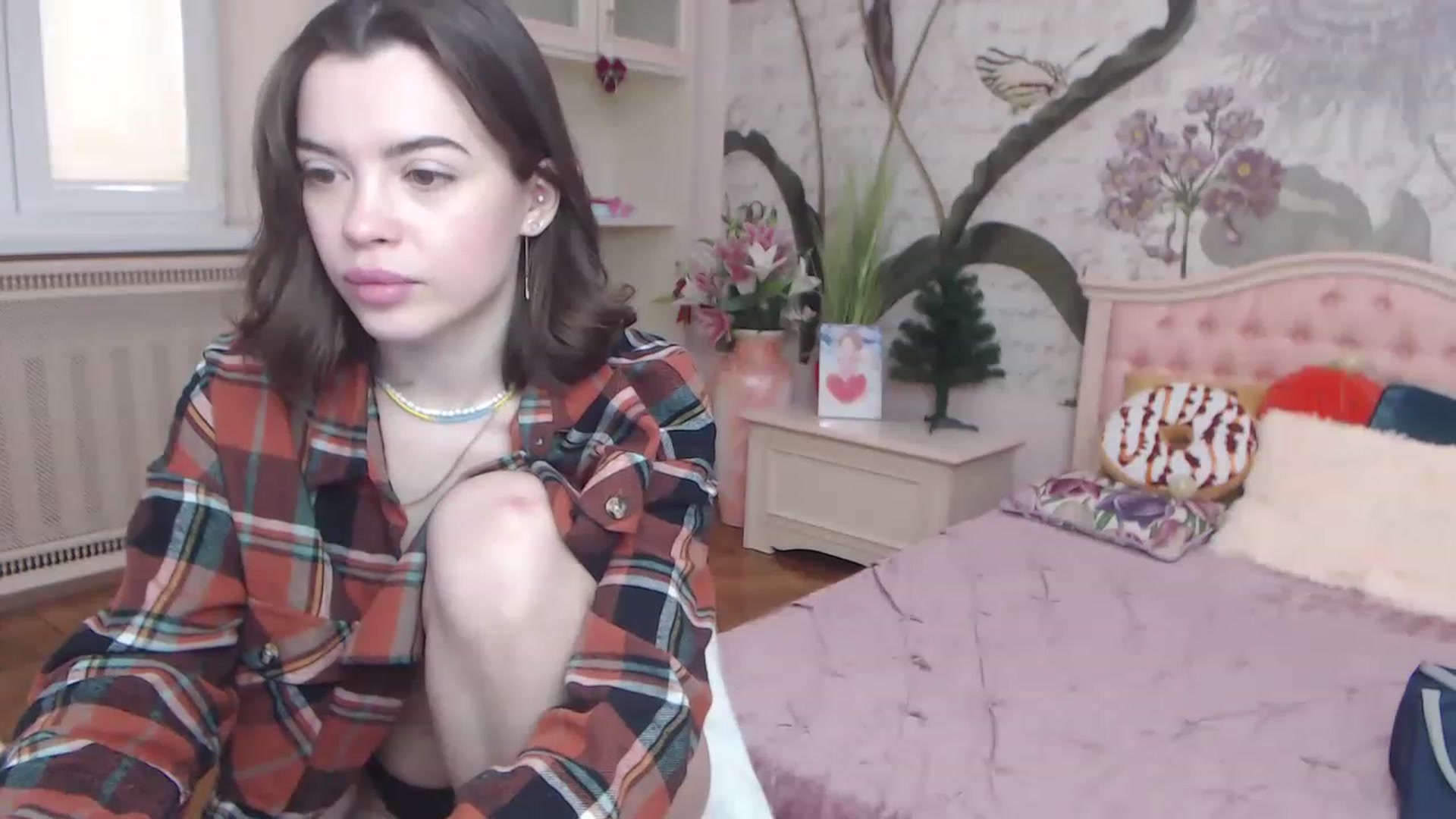 Gallery image thumbnail from Alisha_Norris's myfreecams stream on, 12/20/2022, 09:24 image 9 of 20
