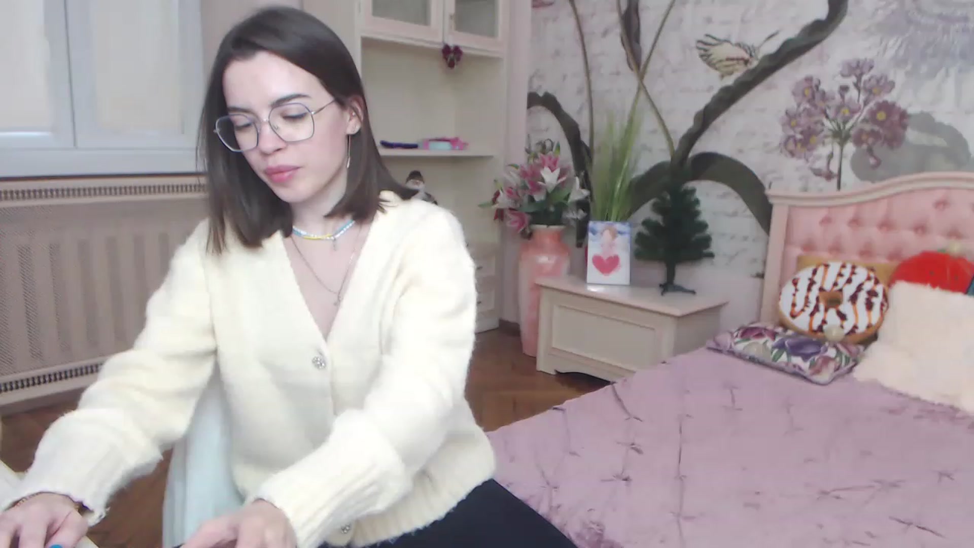 Gallery image thumbnail from Alisha_Norris's myfreecams stream on, 12/21/2022, 12:25 image 9 of 20