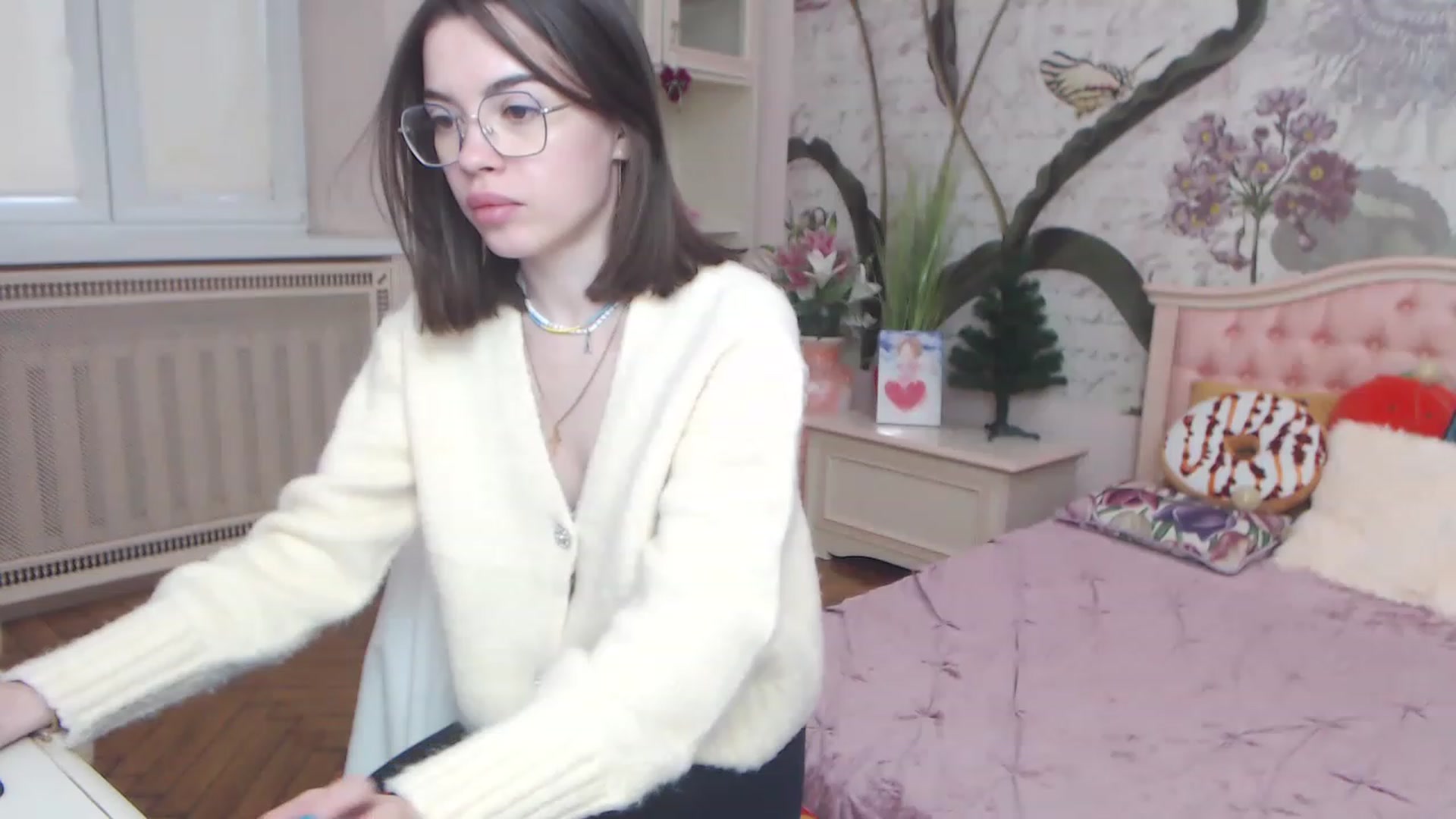 Gallery image thumbnail from Alisha_Norris's myfreecams stream on, 12/21/2022, 12:25 image 2 of 20