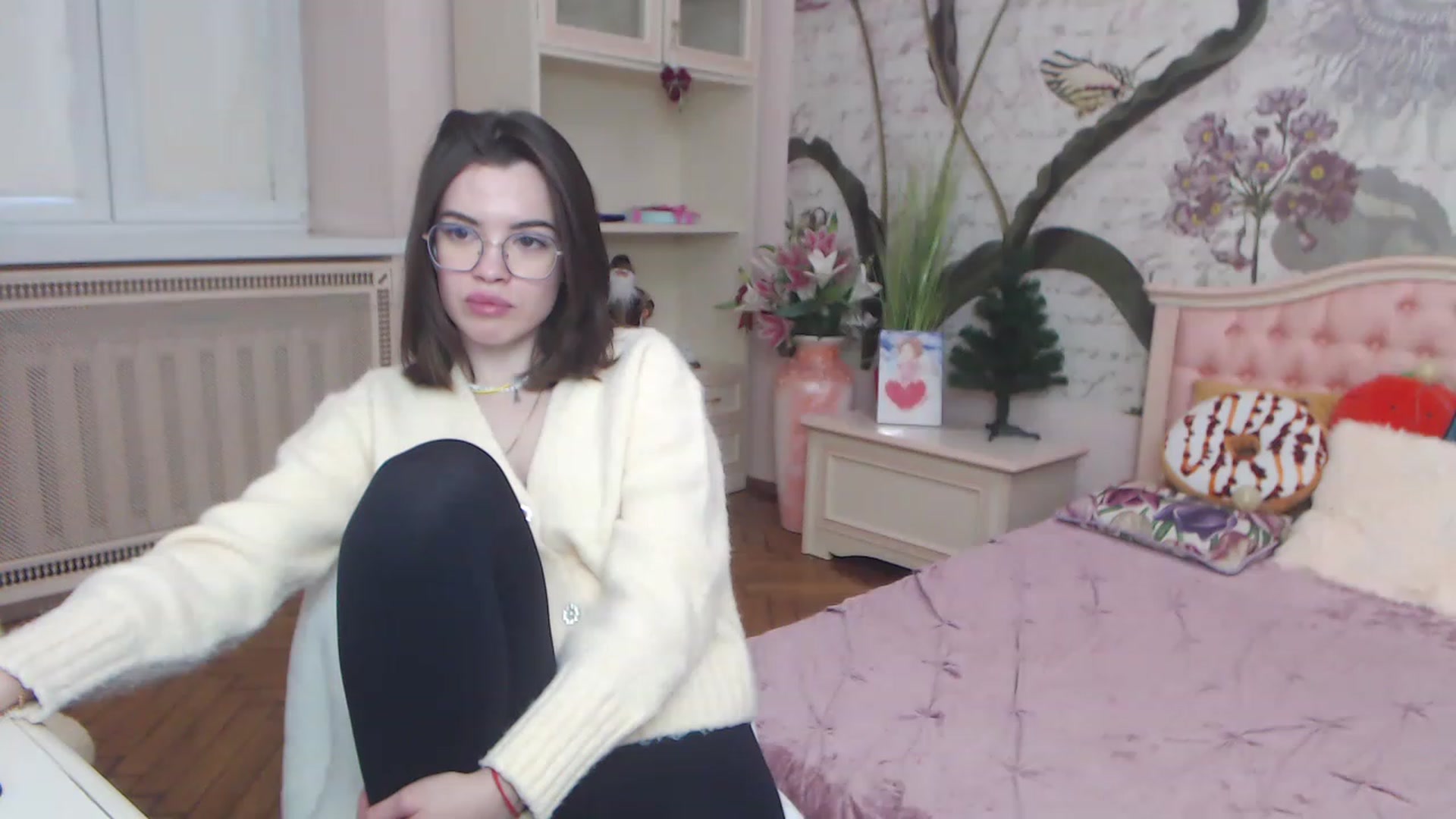Gallery image thumbnail from Alisha_Norris's myfreecams stream on, 12/21/2022, 12:25 image 19 of 20