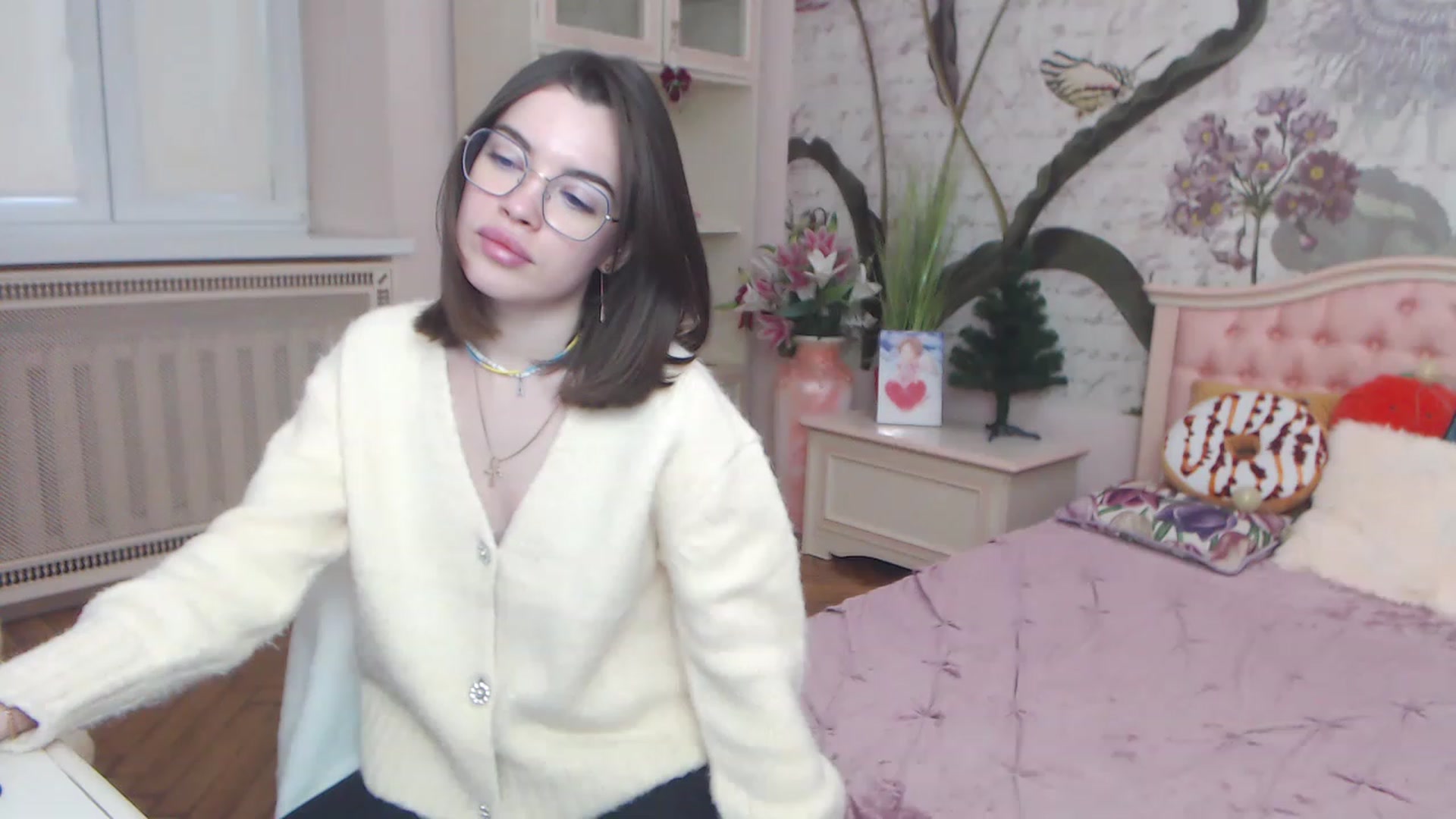 Gallery image thumbnail from Alisha_Norris's myfreecams stream on, 12/21/2022, 12:25 image 13 of 20