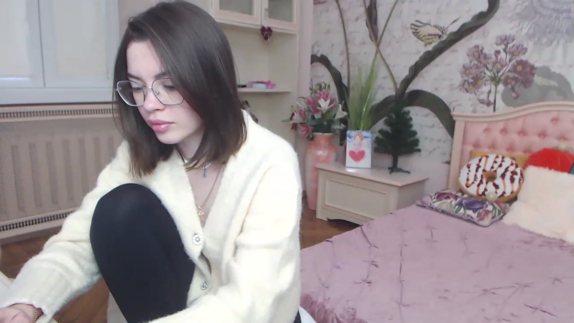 Gallery image thumbnail from Alisha_Norris's myfreecams stream on, 12/21/2022, 12:25 image 16 of 20