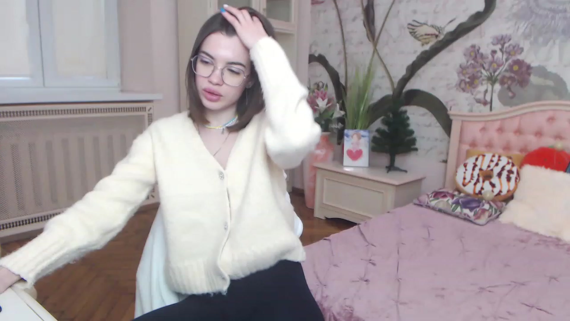 Gallery image thumbnail from Alisha_Norris's myfreecams stream on, 12/21/2022, 12:25 image 6 of 20