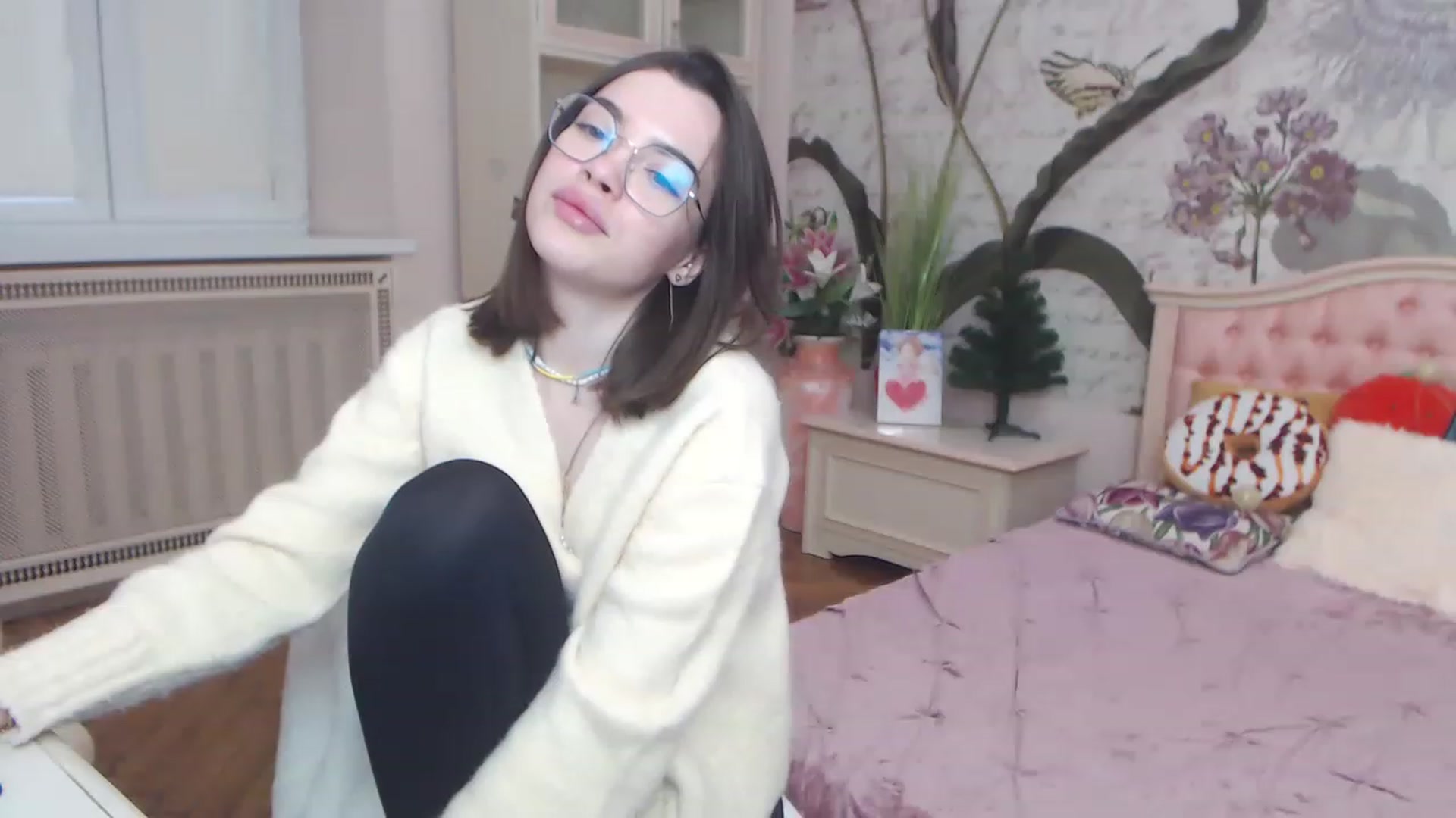 Gallery image thumbnail from Alisha_Norris's myfreecams stream on, 12/21/2022, 12:25 image 17 of 20