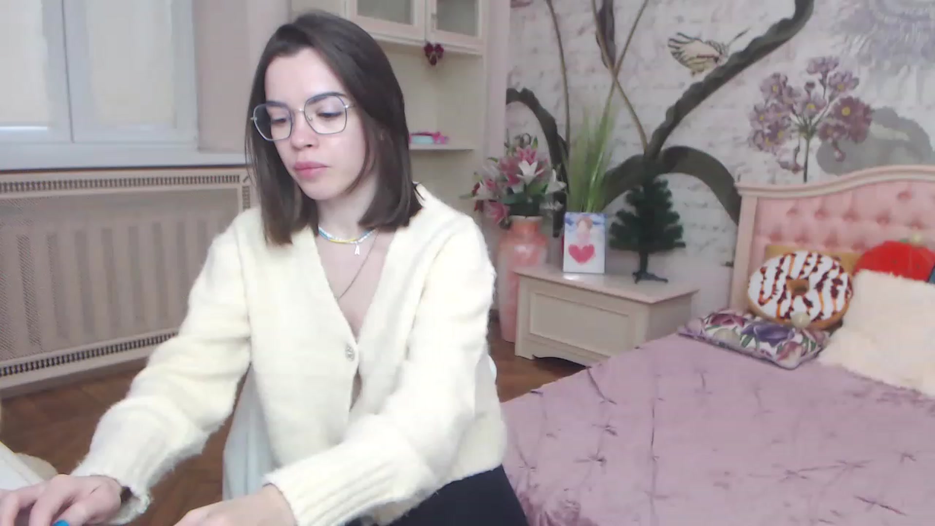 Gallery image thumbnail from Alisha_Norris's myfreecams stream on, 12/21/2022, 12:25 image 7 of 20