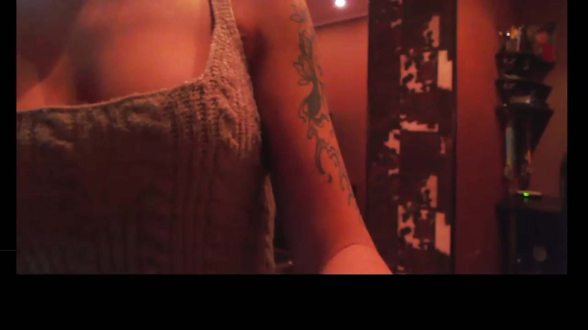 Gallery image thumbnail from Alison_Clarrk's myfreecams stream on, 12/25/2022, 20:23 image 10 of 20